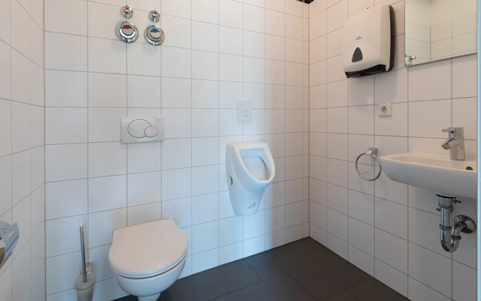 Helle Büroräume mit Einbauküche und Badezimmer - Bild 8