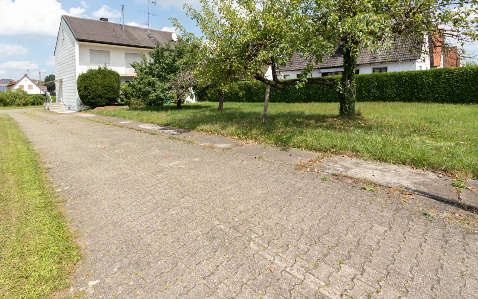 Bauplatz für bis zu vier Reihenhäuser - derzeit Grundstück mit Altbestand - Bild 1