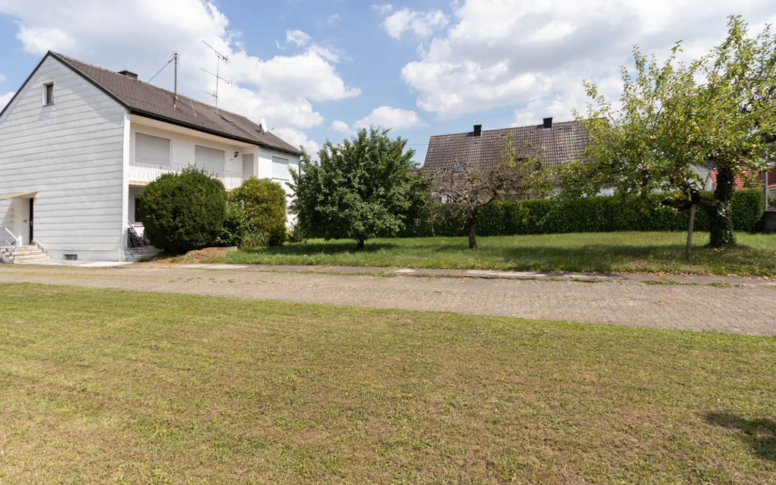 Bauplatz für bis zu vier Reihenhäuser - derzeit Grundstück mit Altbestand - Bild 2
