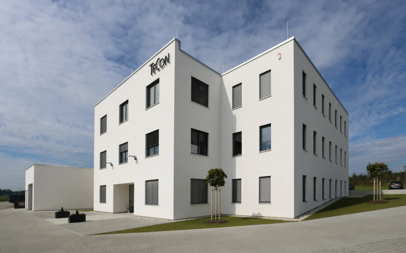 Modernes Bürogebäude mit Werkstatt im Gewerbegebiet Kösching - Bild 1