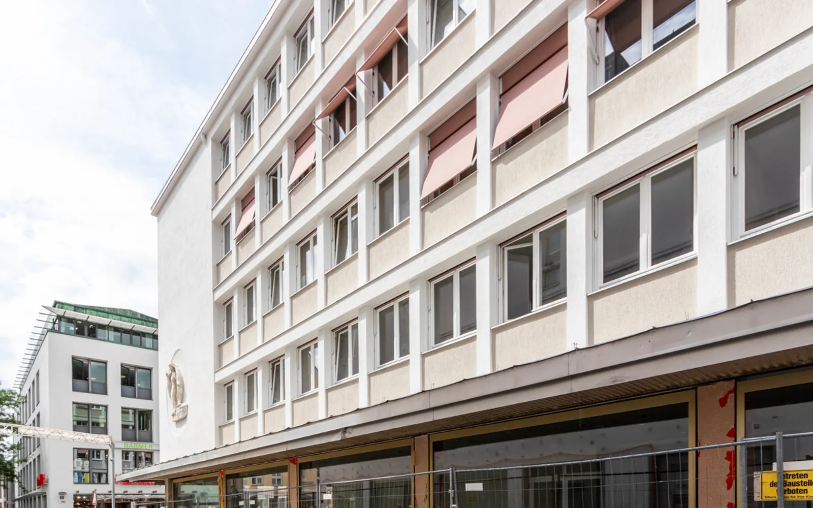Ladenfläche mit großem Schaufenster in der Fußgängerzone - Bild 3