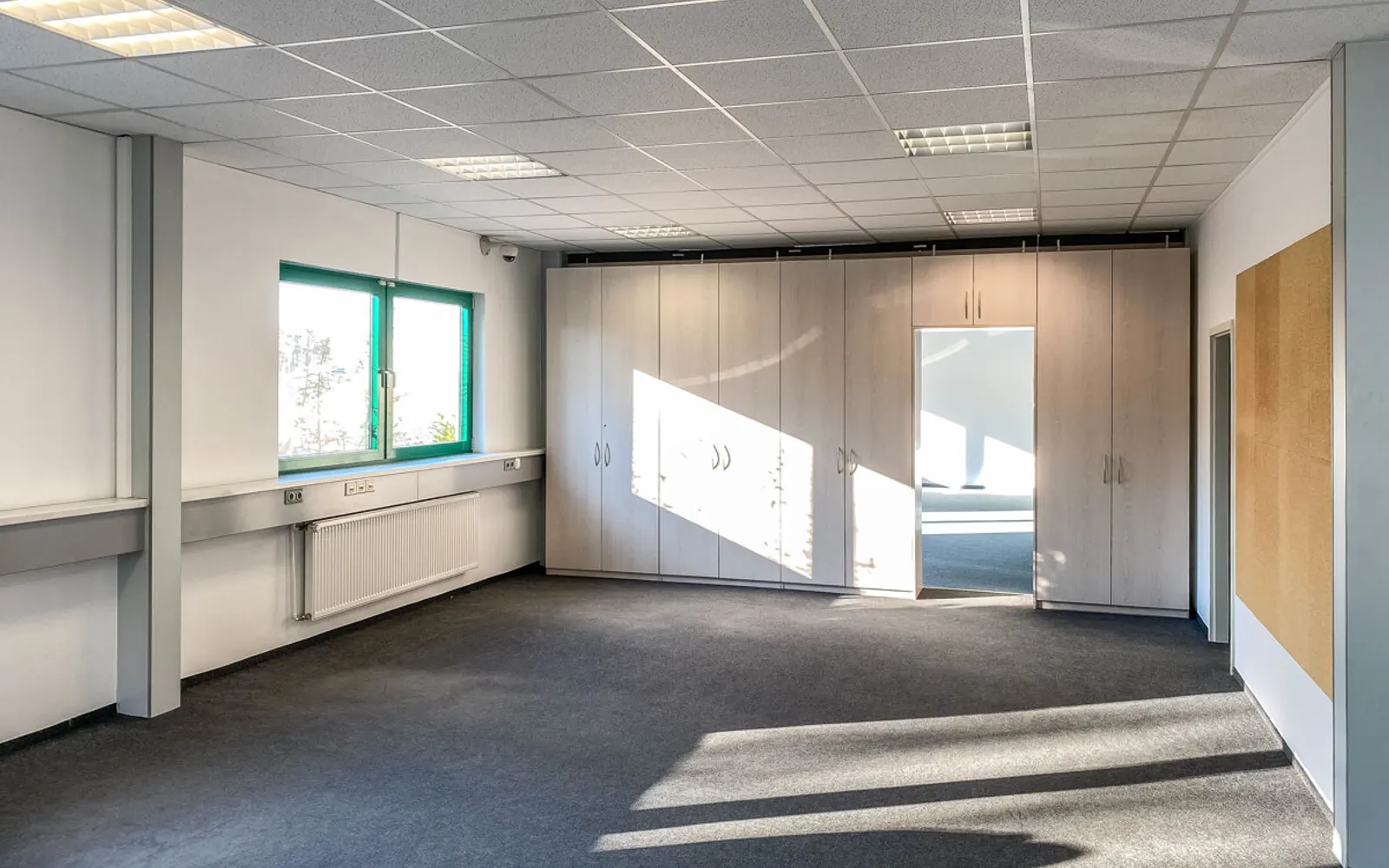 Moderne Bürofläche mit Halle - Bild 10
