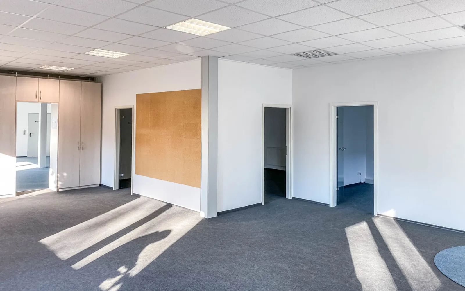 Moderne Bürofläche mit Halle - Bild 11