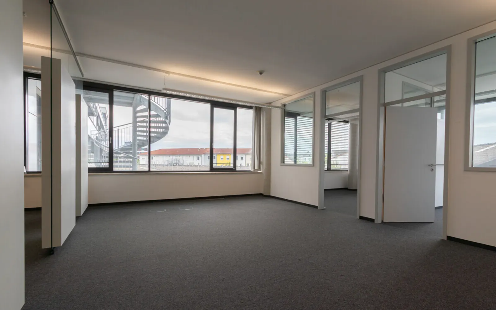 Große Bürofläche in modernem Geschäftsgebäude - Bild 11