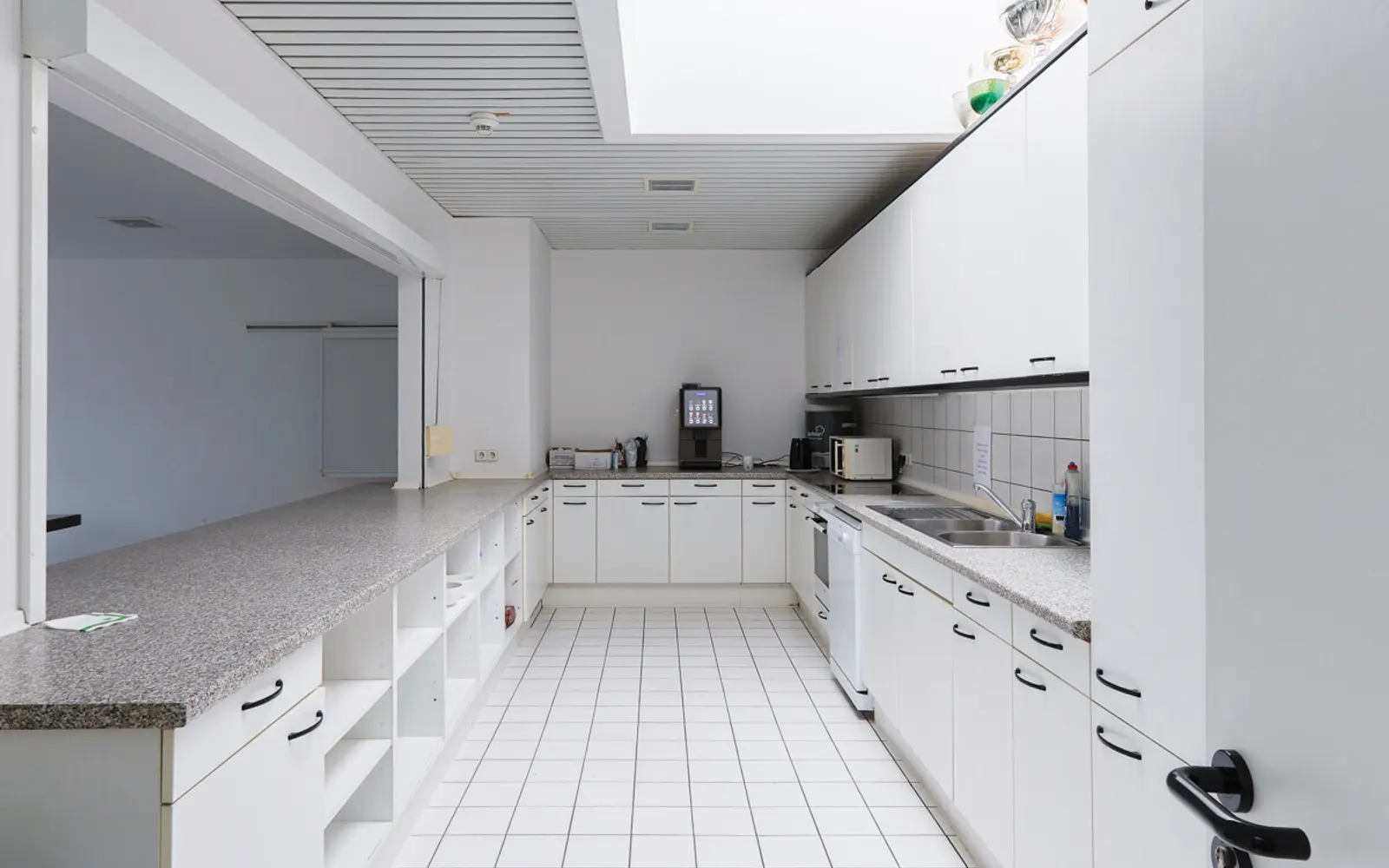 Großzügige Halle mit Showroom und Büro - Bild 17