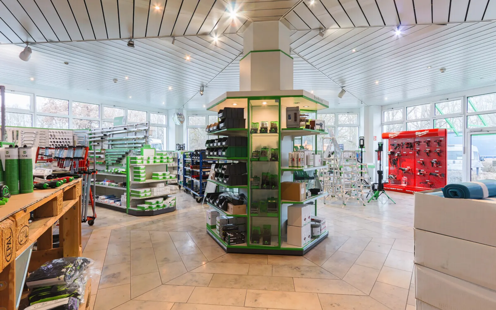 Großzügige Halle mit Showroom und Büro - Bild 15