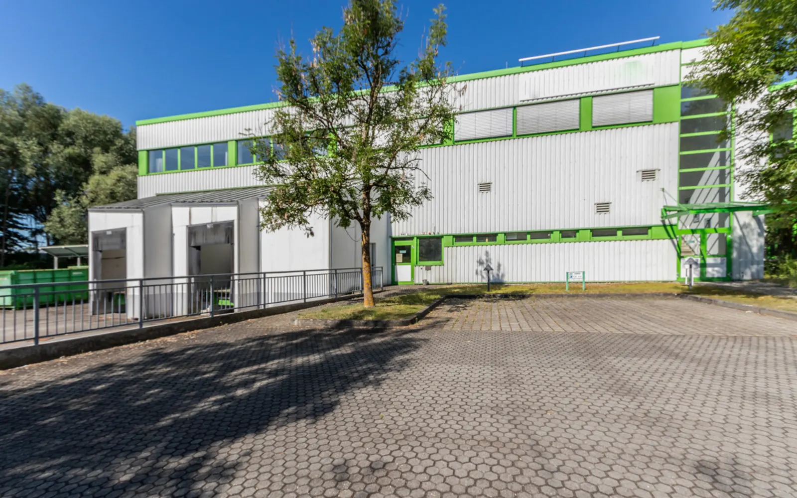Großzügige Halle mit Showroom und Büro - Bild 3