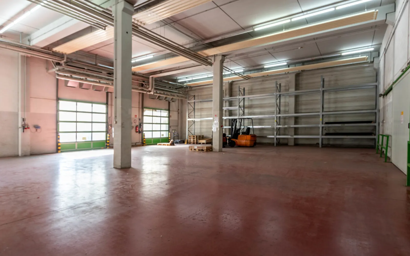Großzügige Halle mit Showroom und Büro - Bild 4