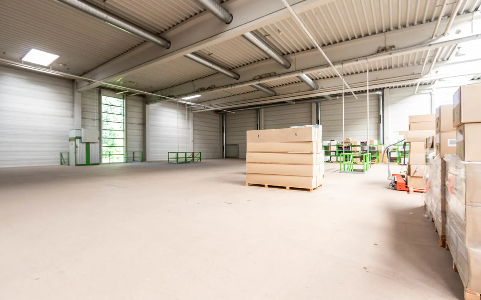 Großzügige Halle mit Showroom und Büro - Bild 8