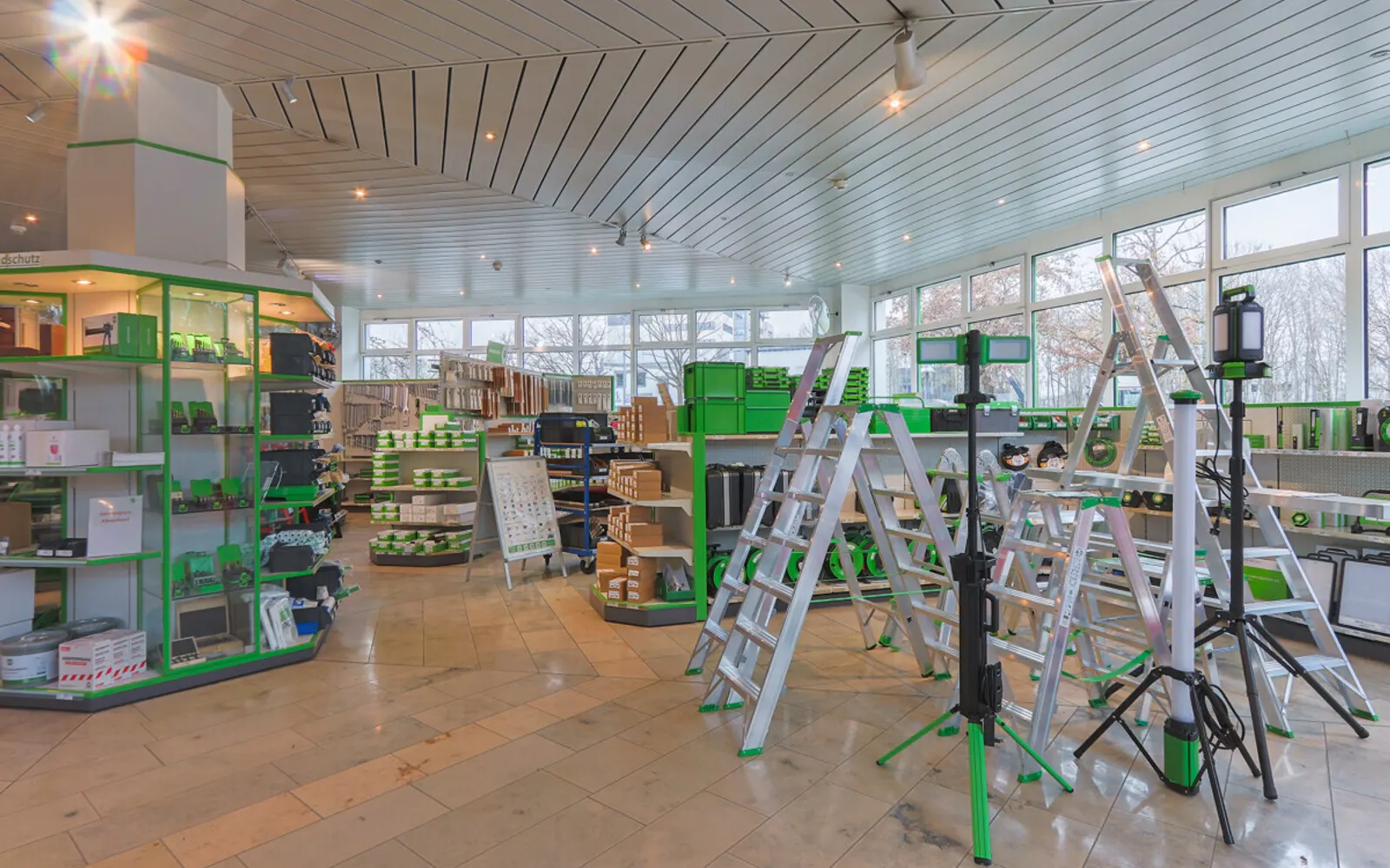 Großzügige Halle mit Showroom und Büro - Bild 14