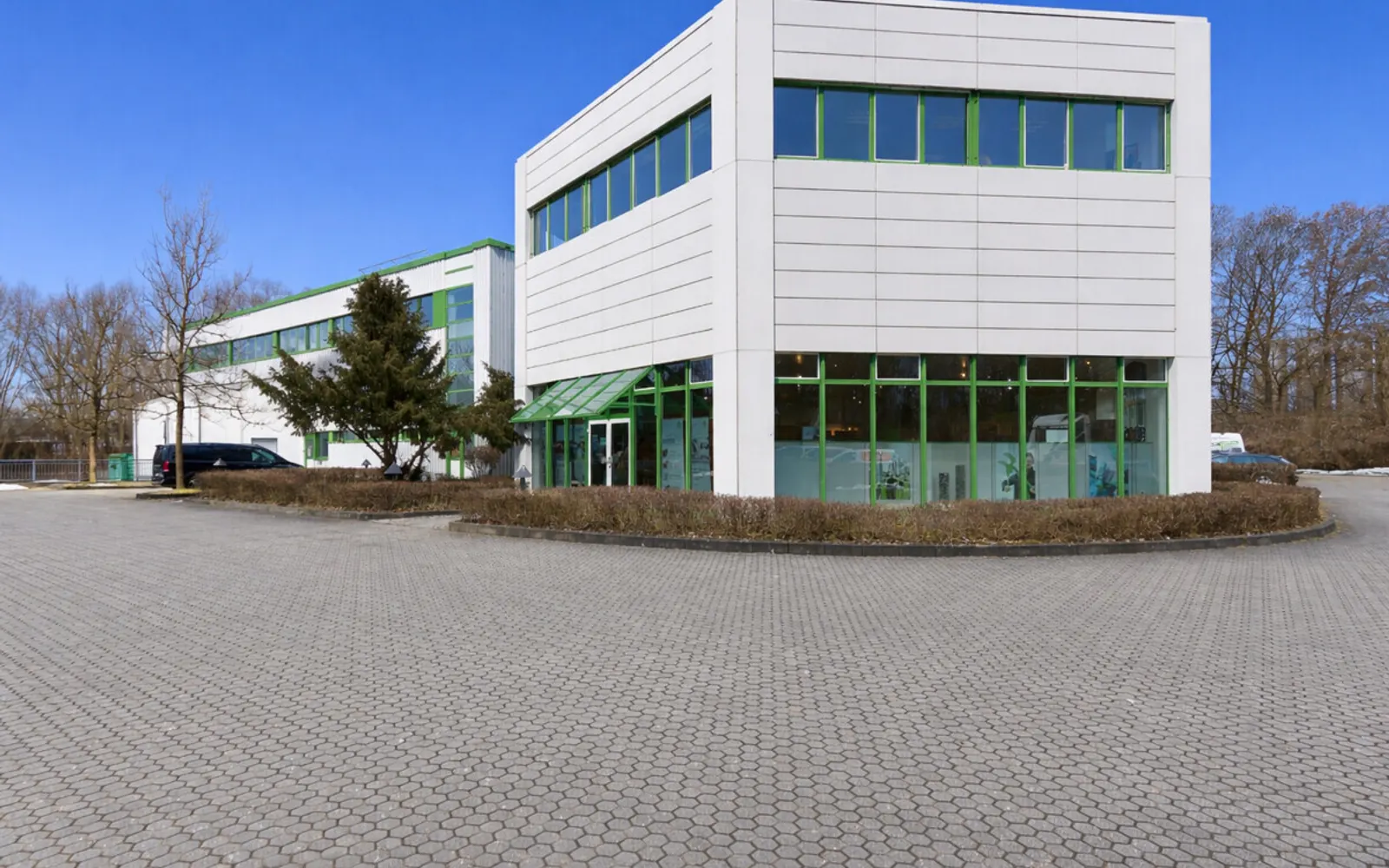 Großzügige Halle mit Showroom und Büro - Bild 2