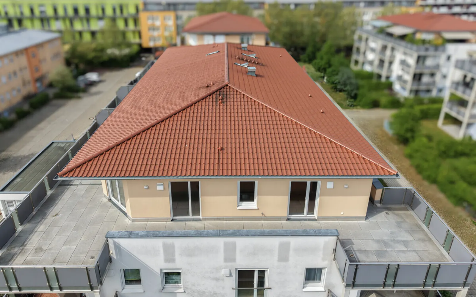 Hochwertige Penthouse-Wohnung mit weitläufiger Dachterrasse in Ingolstadt-Hollerstauden! - Bild 1