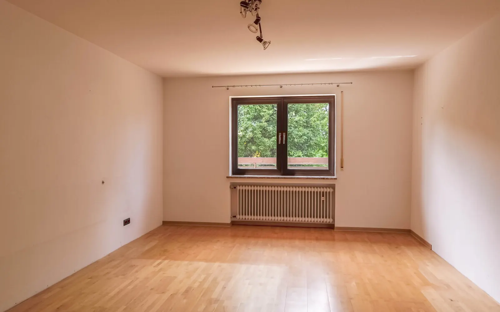 Attraktive Liegenschaft mit renovierungsbedürftigen EFH sowie Grundstück für zwei Doppelhaushälften! - Bild 10