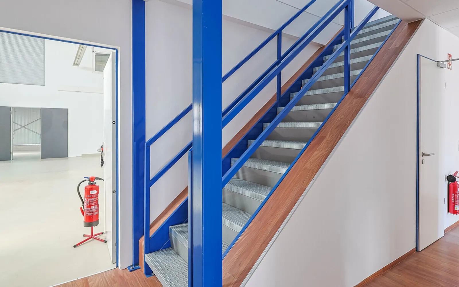 Perfekter Standort für Ihr Unternehmen: Moderne Halle mit komfortablen Büroflächen - Bild 12