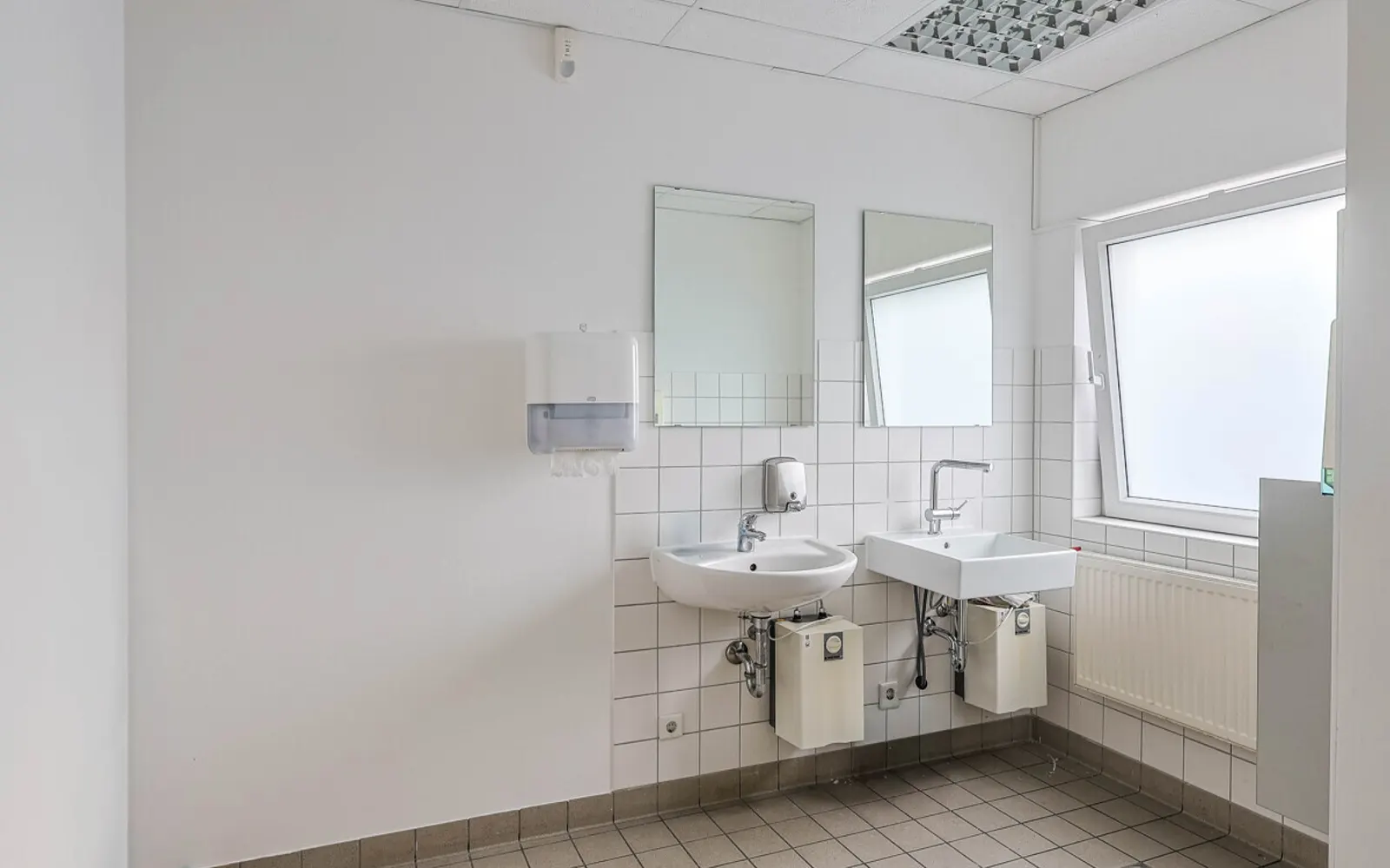 Perfekter Standort für Ihr Unternehmen: Moderne Halle mit komfortablen Büroflächen - Bild 5
