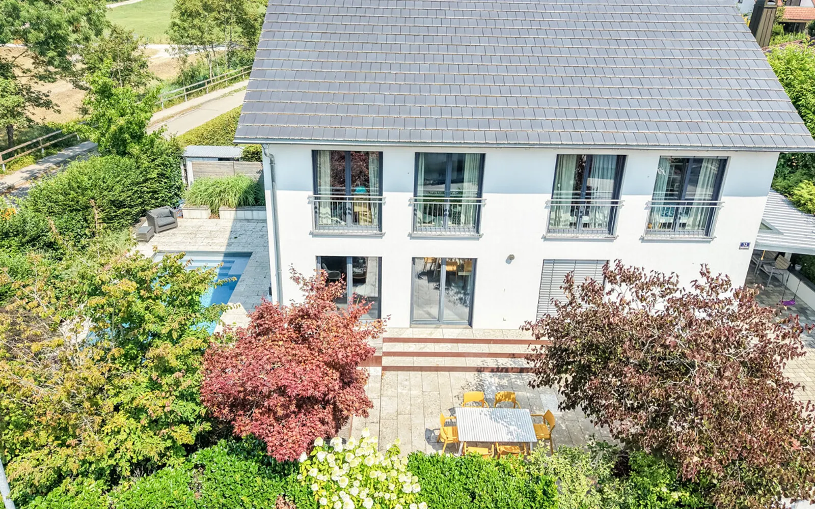 Eleganz trifft Nachhaltigkeit – Luxuriöses Einfamilienhaus in Ingolstadt-Gerolfing - Bild 1