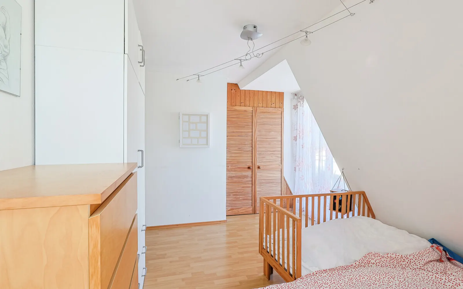 Zweifacher Balkon, viel Licht, viel Platz: Attraktive 3-Zimmer-Dachgeschosswohnung - Bild 14