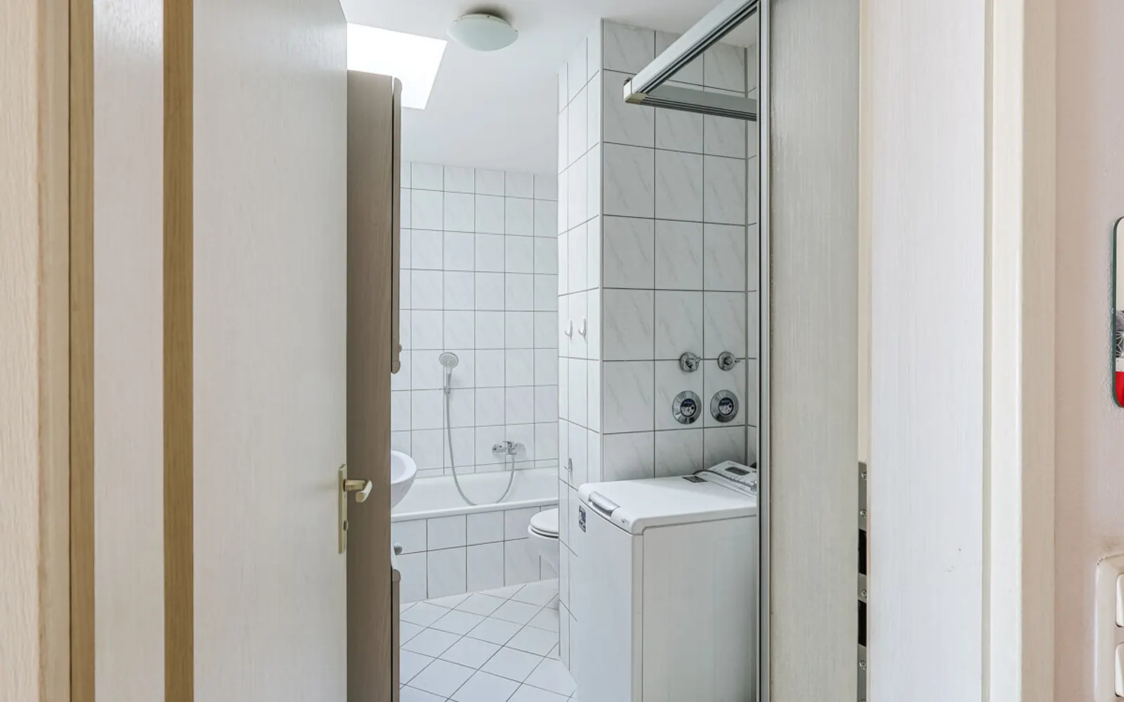 Zweifacher Balkon, viel Licht, viel Platz: Attraktive 3-Zimmer-Dachgeschosswohnung - Bild 11