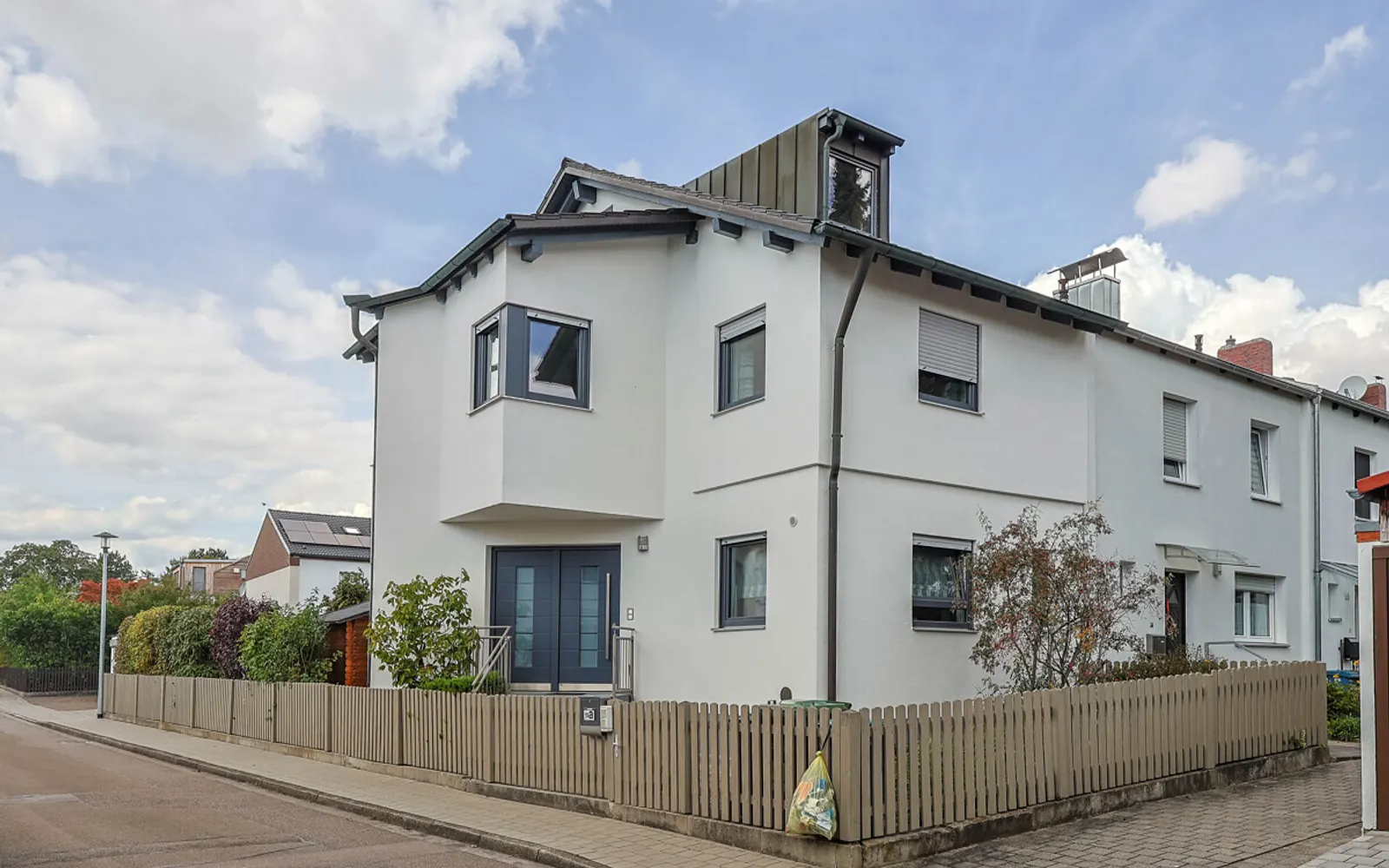 Viel Platz zum Wohlfühlen: Großzügiges Reiheneckhaus mit Garten und Doppelgarage - Bild 1