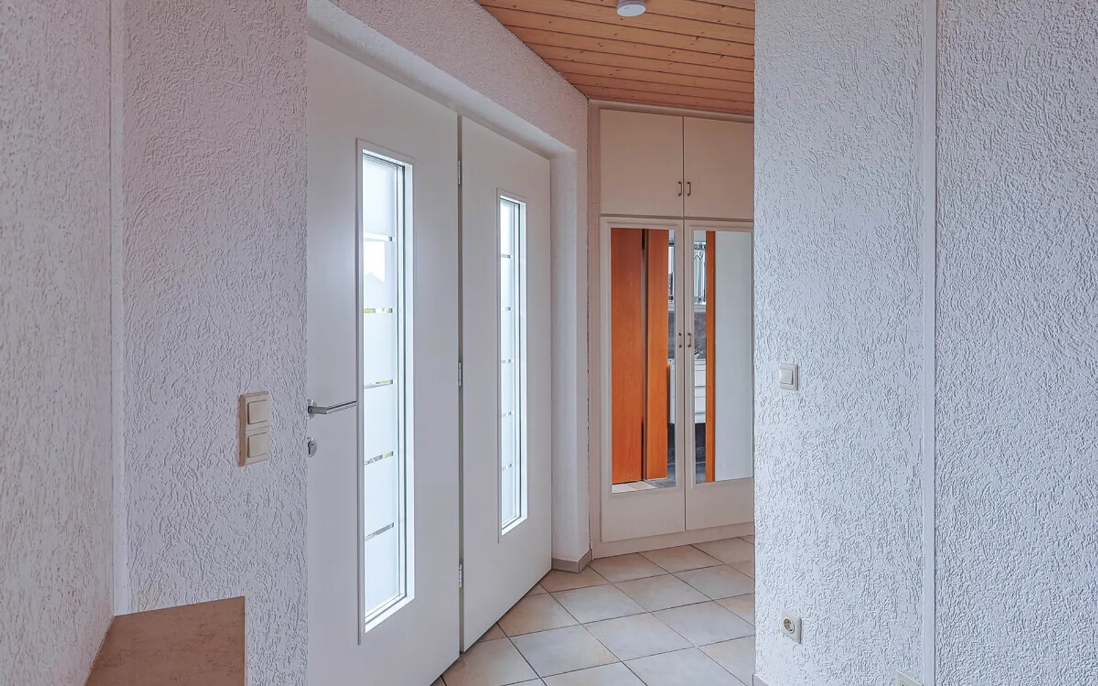 Viel Platz zum Wohlfühlen: Großzügiges Reiheneckhaus mit Garten und Doppelgarage - Bild 3