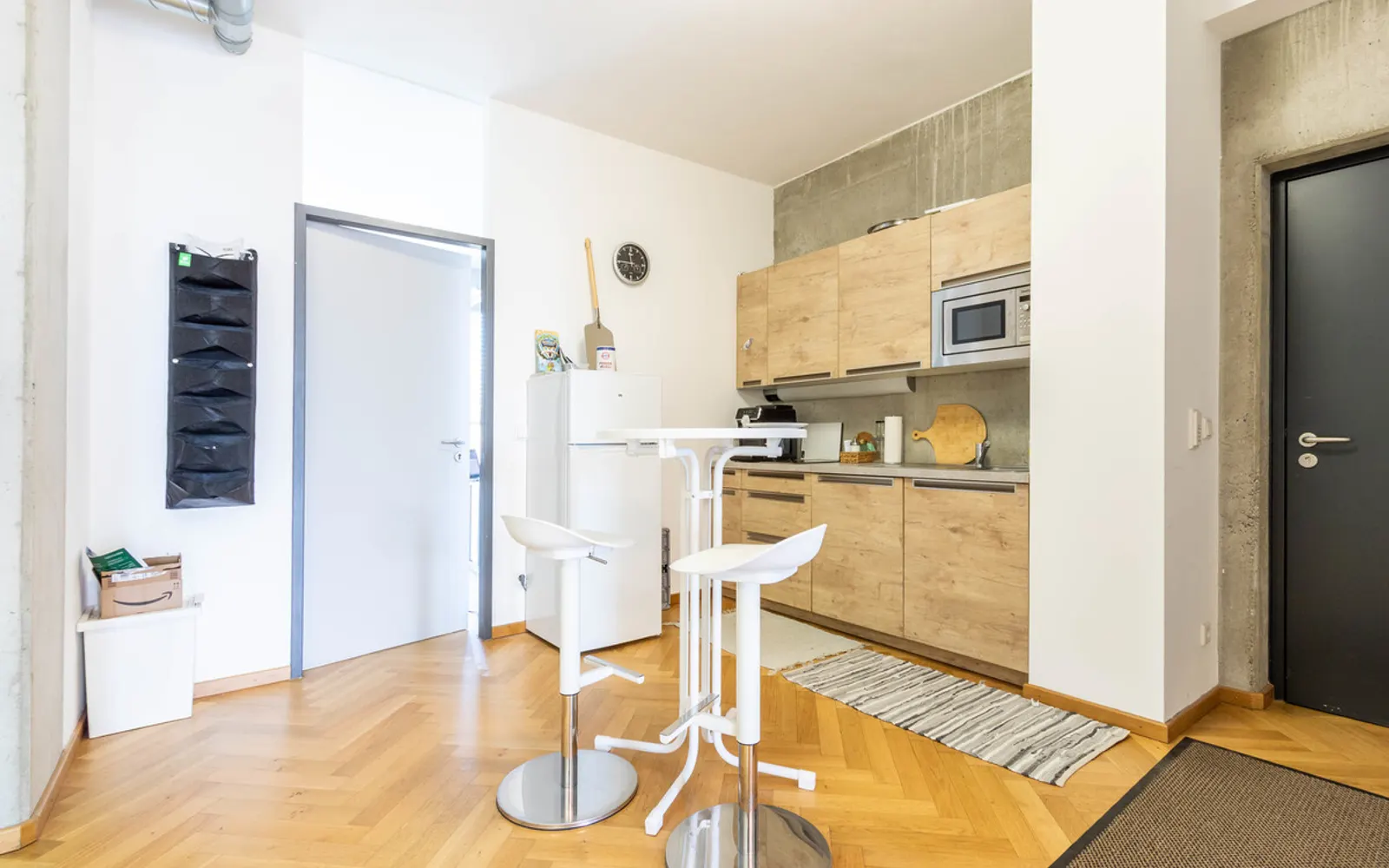 Modernes Büro mit Einbauküche und Balkon - Bild 5