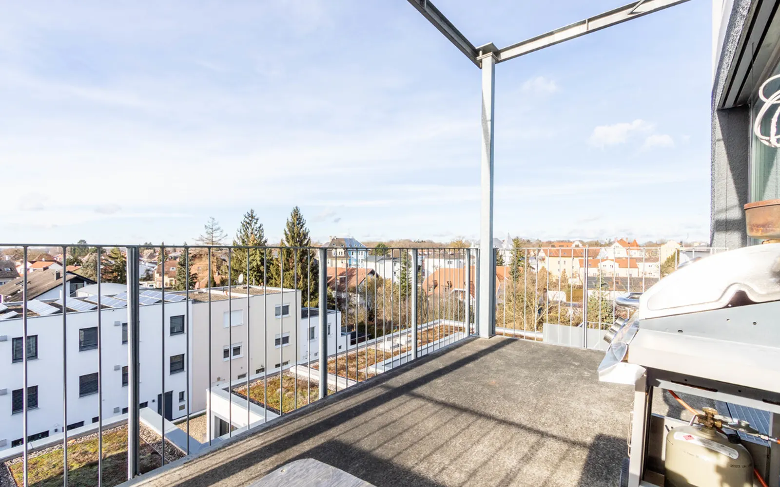 Modernes Büro mit Einbauküche und Balkon - Bild 7