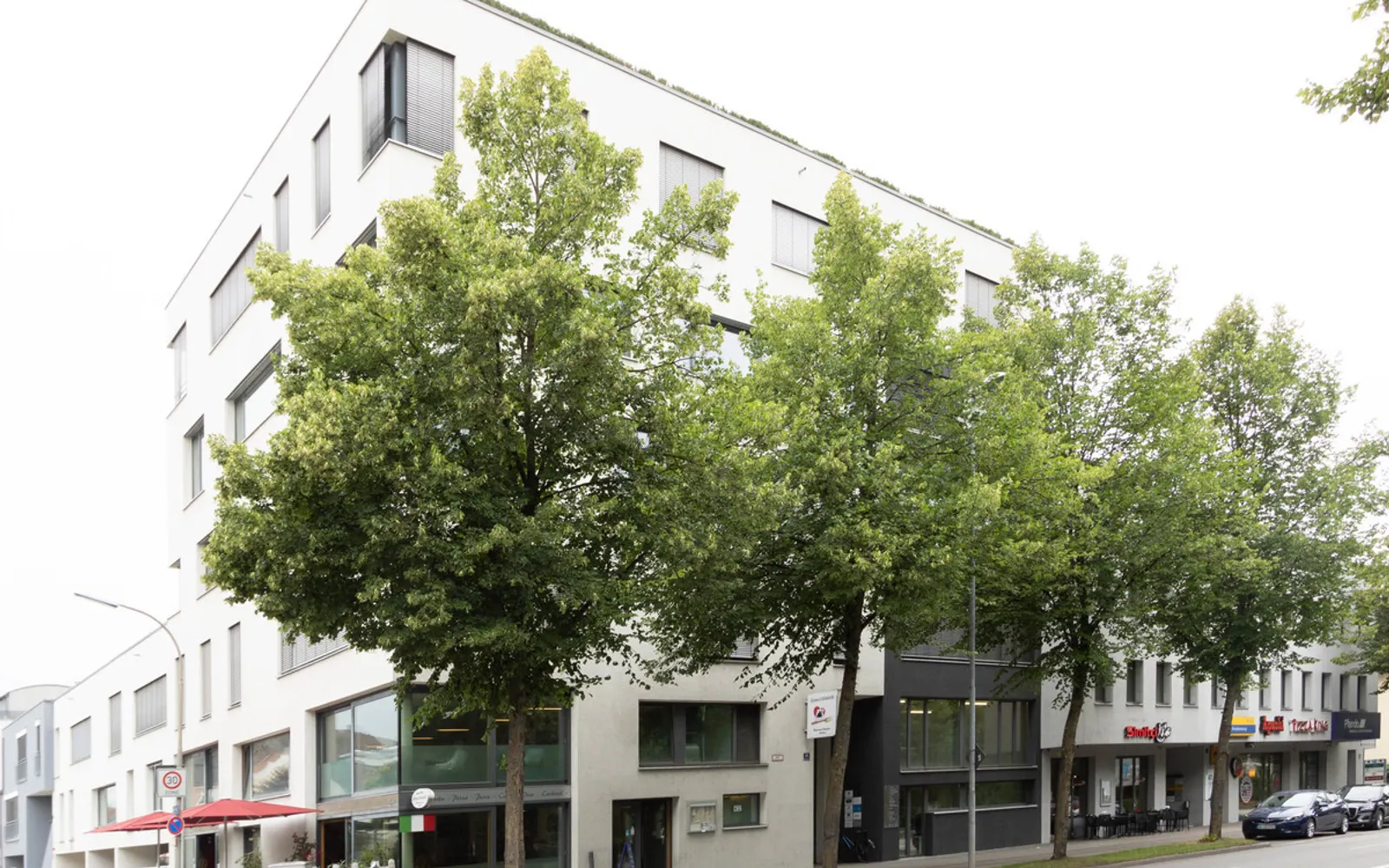 Modernes Büro mit Einbauküche und Balkon - Bild 1