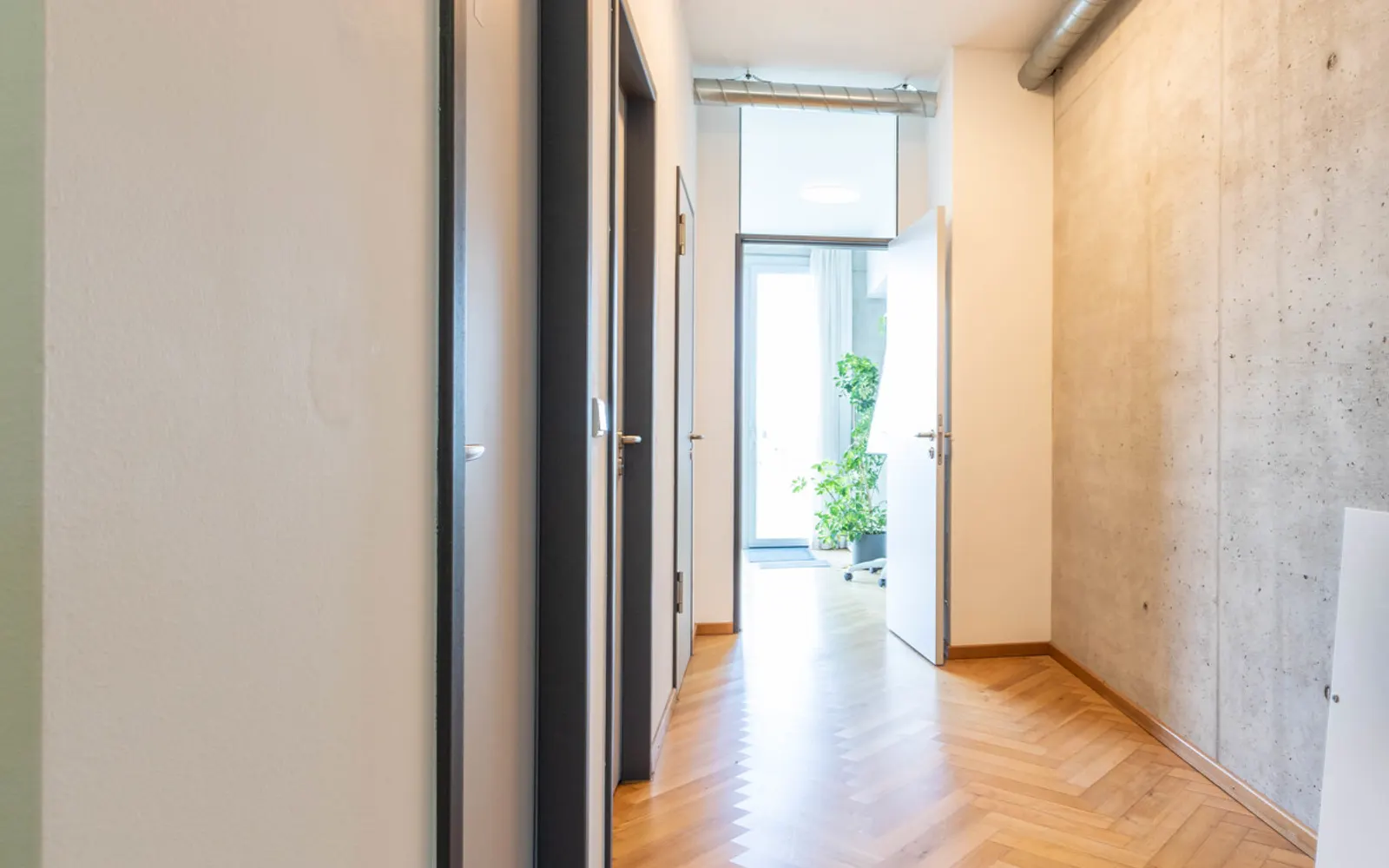 Modernes Büro mit Einbauküche und Balkon - Bild 6