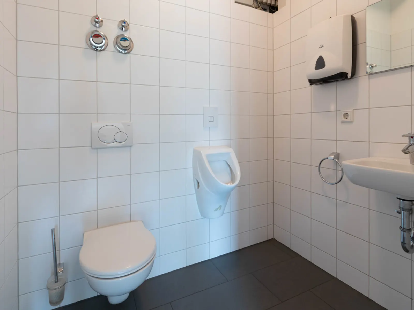 Helle Büroräume mit Einbauküche und Badezimmer - Bild 8