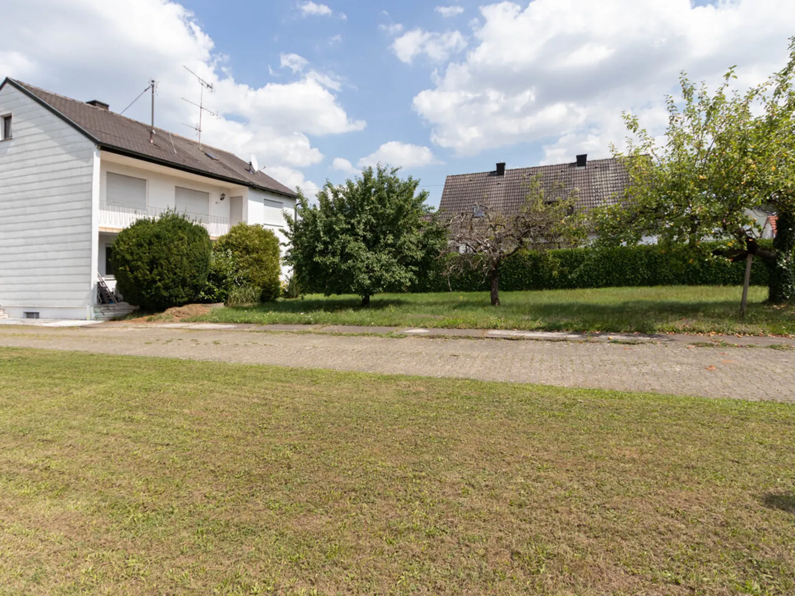 Bauplatz für bis zu vier Reihenhäuser - derzeit Grundstück mit Altbestand - Bild 2