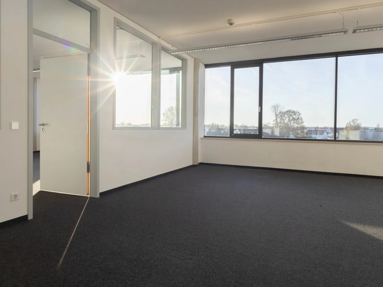 Große Bürofläche in modernem Geschäftsgebäude - Bild 13