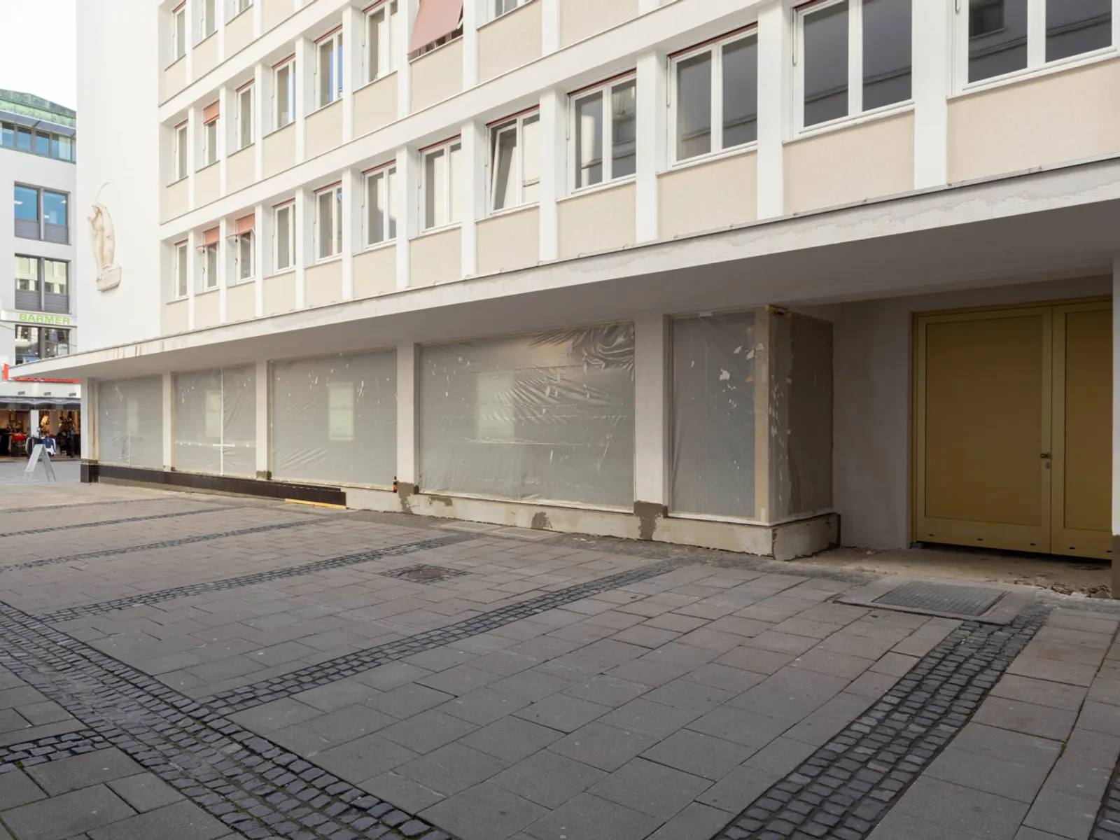 Ladenfläche mit großem Schaufenster in der Fußgängerzone - Bild 2