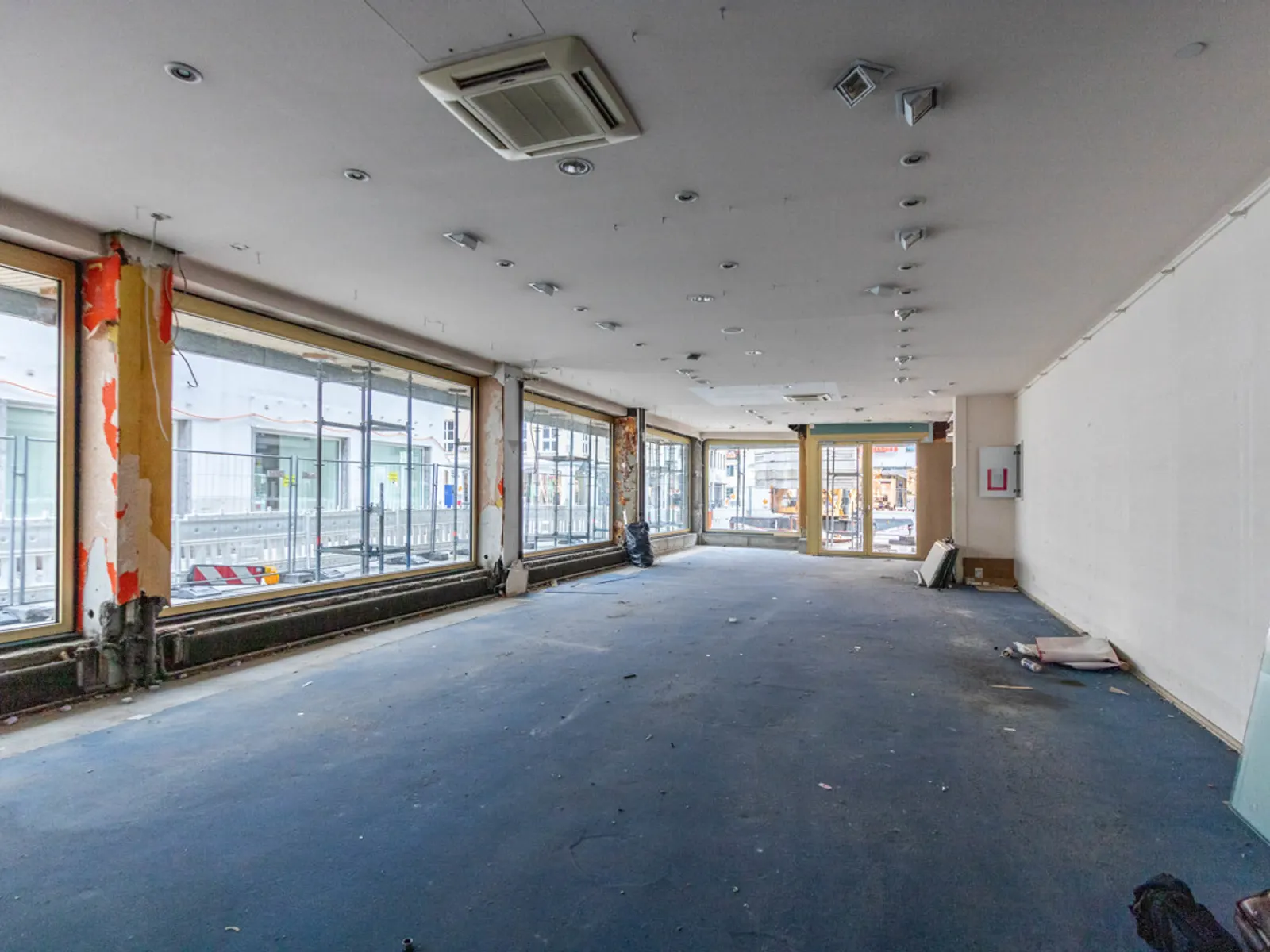 Ladenfläche mit großem Schaufenster in der Fußgängerzone - Bild 4