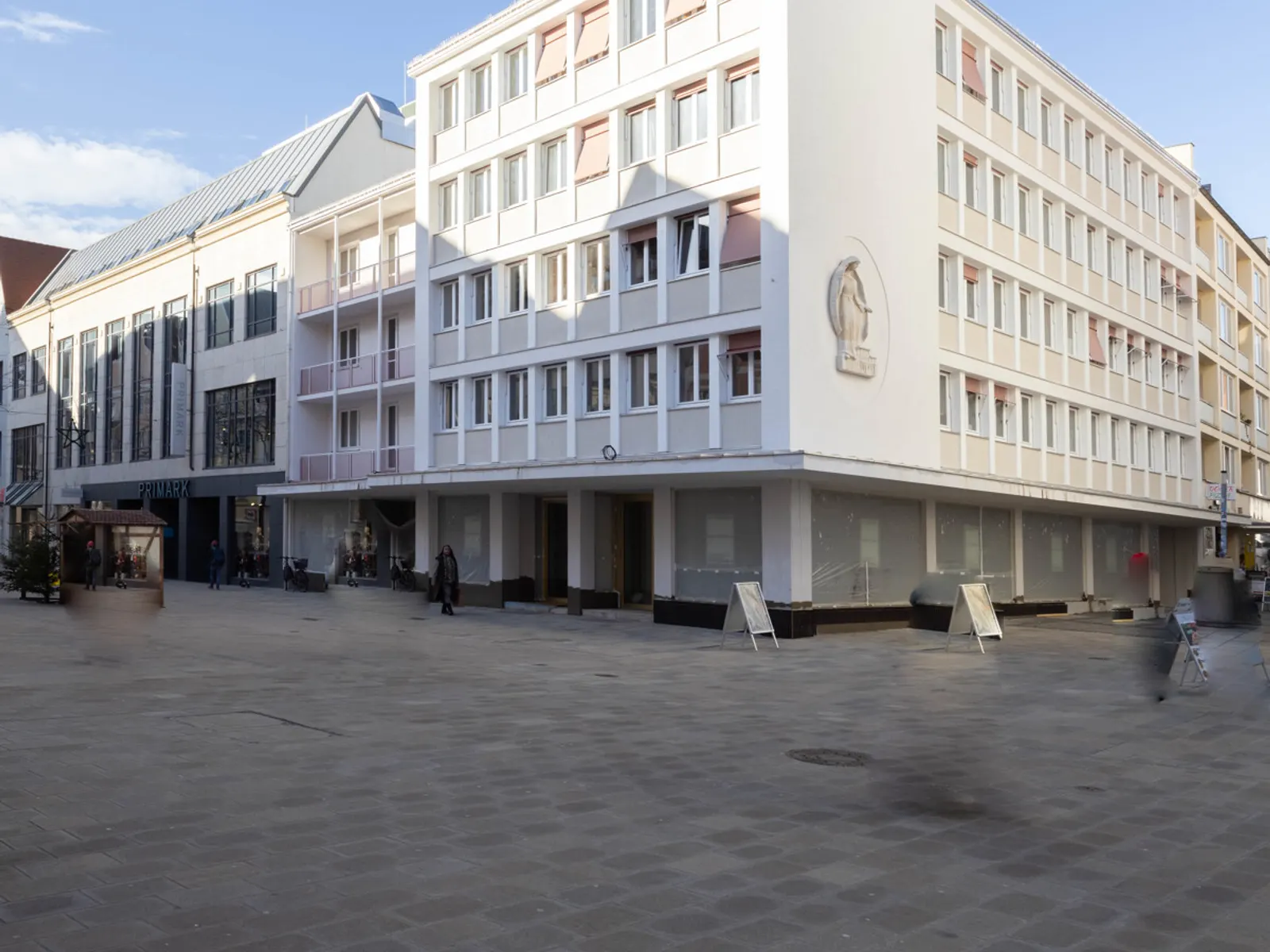 Ladenfläche mit großem Schaufenster in der Fußgängerzone - Bild 1