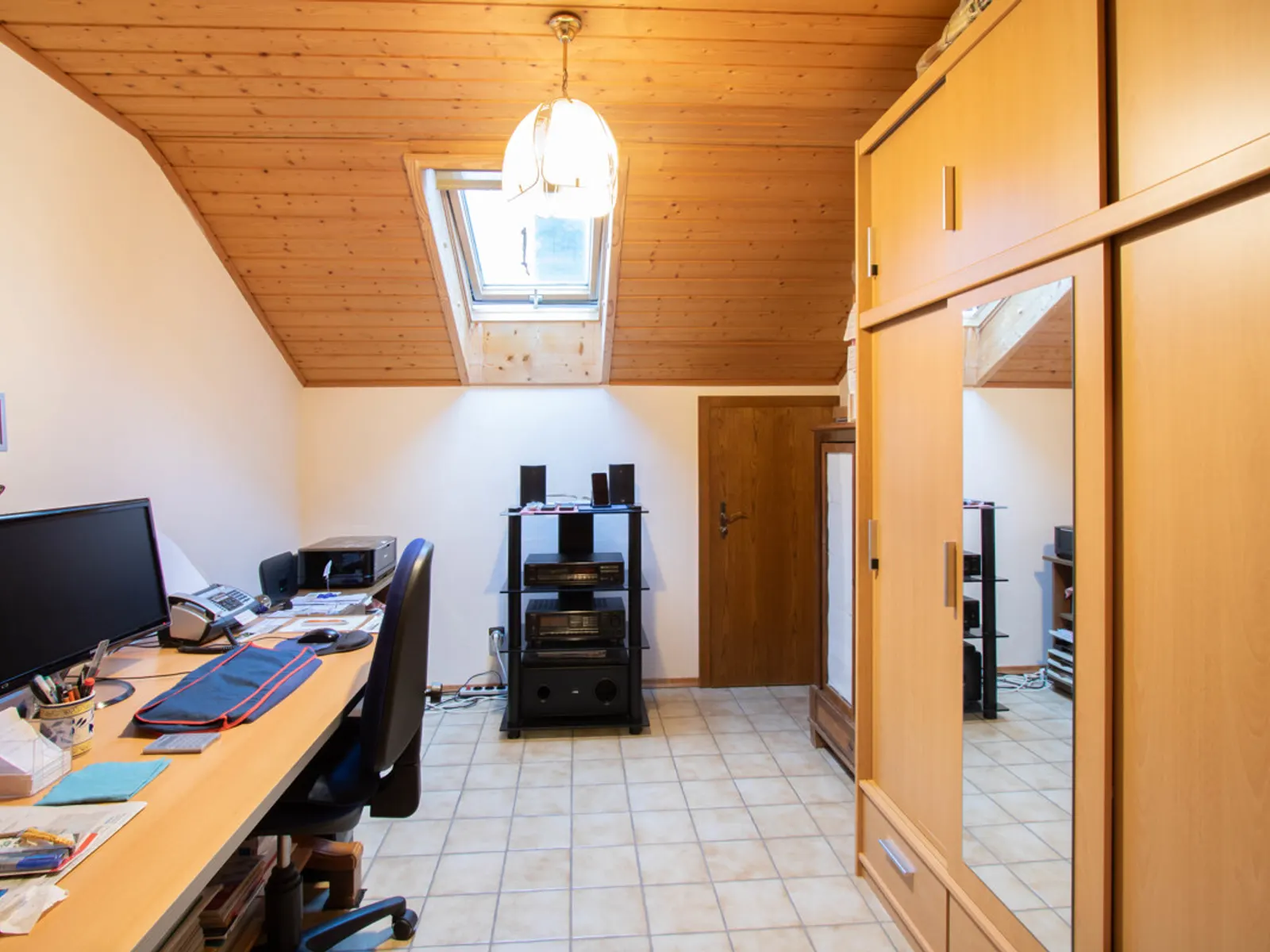 Viel Platz für Ihre Wohnideen: Großzügiges Zweifamilienhaus in Wettstetten - Bild 17