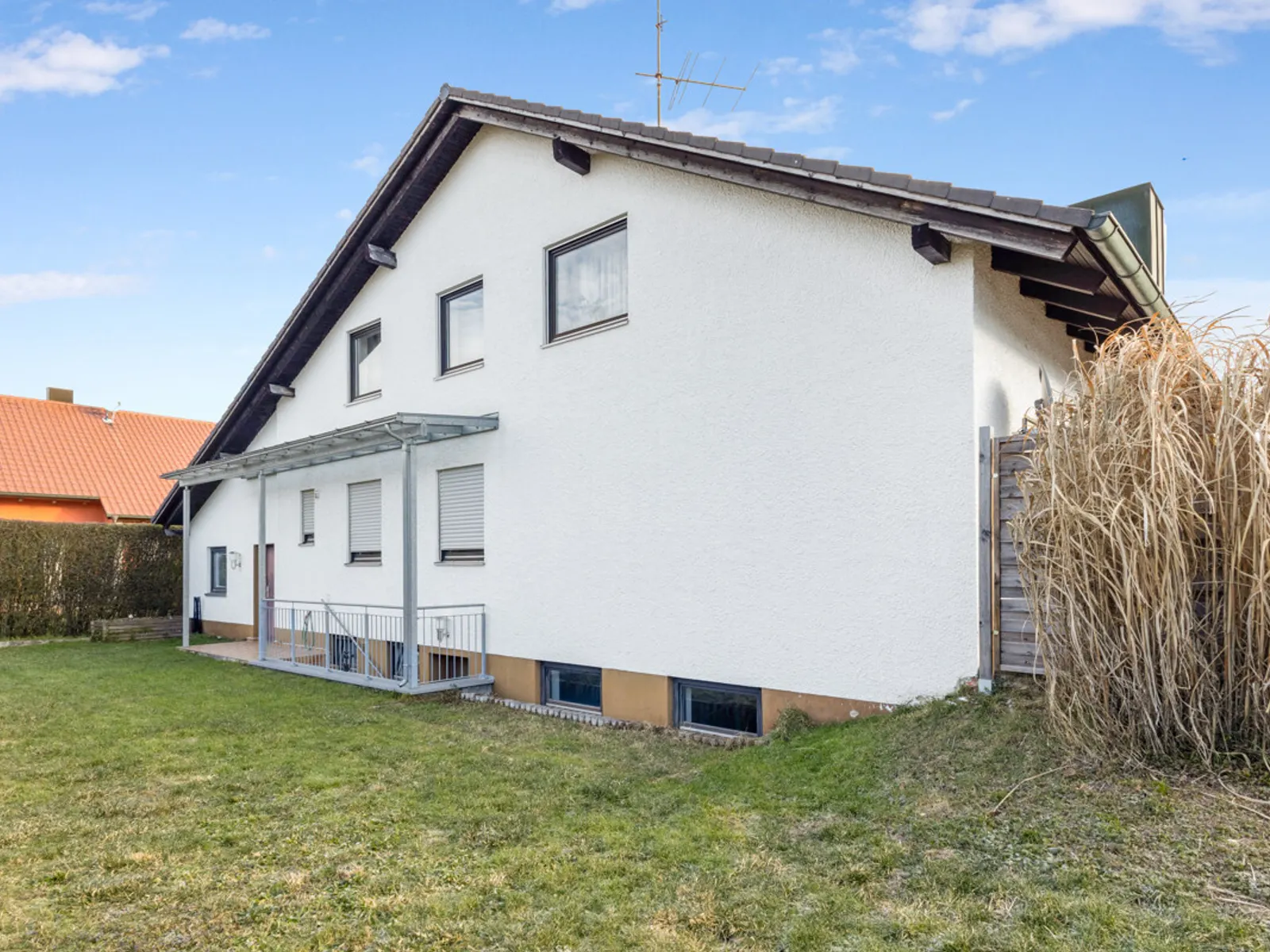 Viel Platz für Ihre Wohnideen: Großzügiges Zweifamilienhaus in Wettstetten - Bild 2