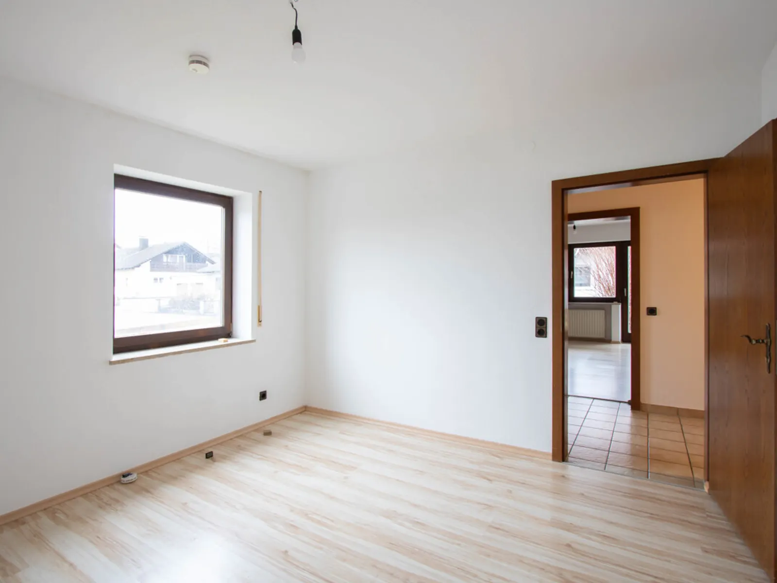 Viel Platz für Ihre Wohnideen: Großzügiges Zweifamilienhaus in Wettstetten - Bild 12