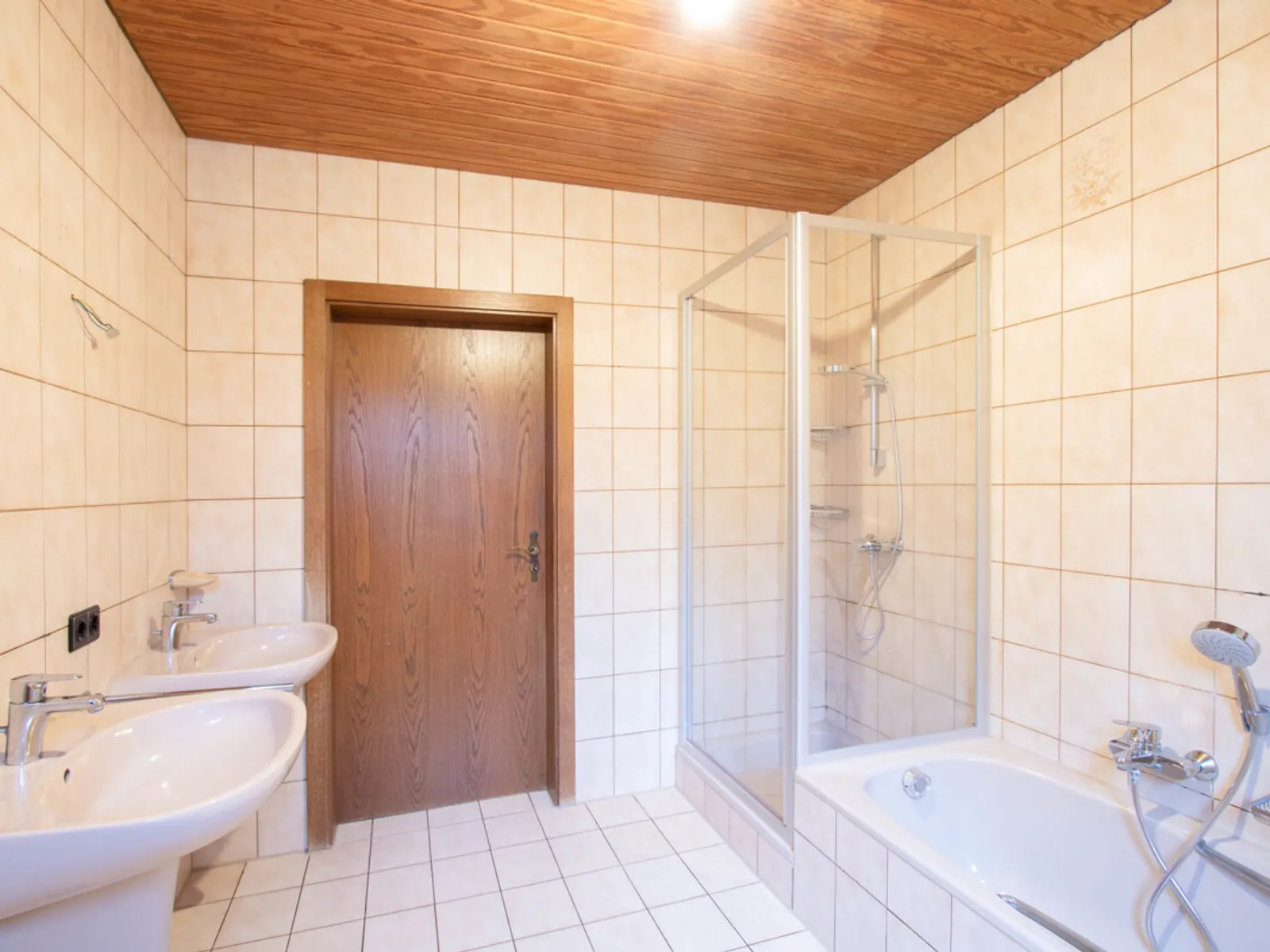 Viel Platz für Ihre Wohnideen: Großzügiges Zweifamilienhaus in Wettstetten - Bild 6