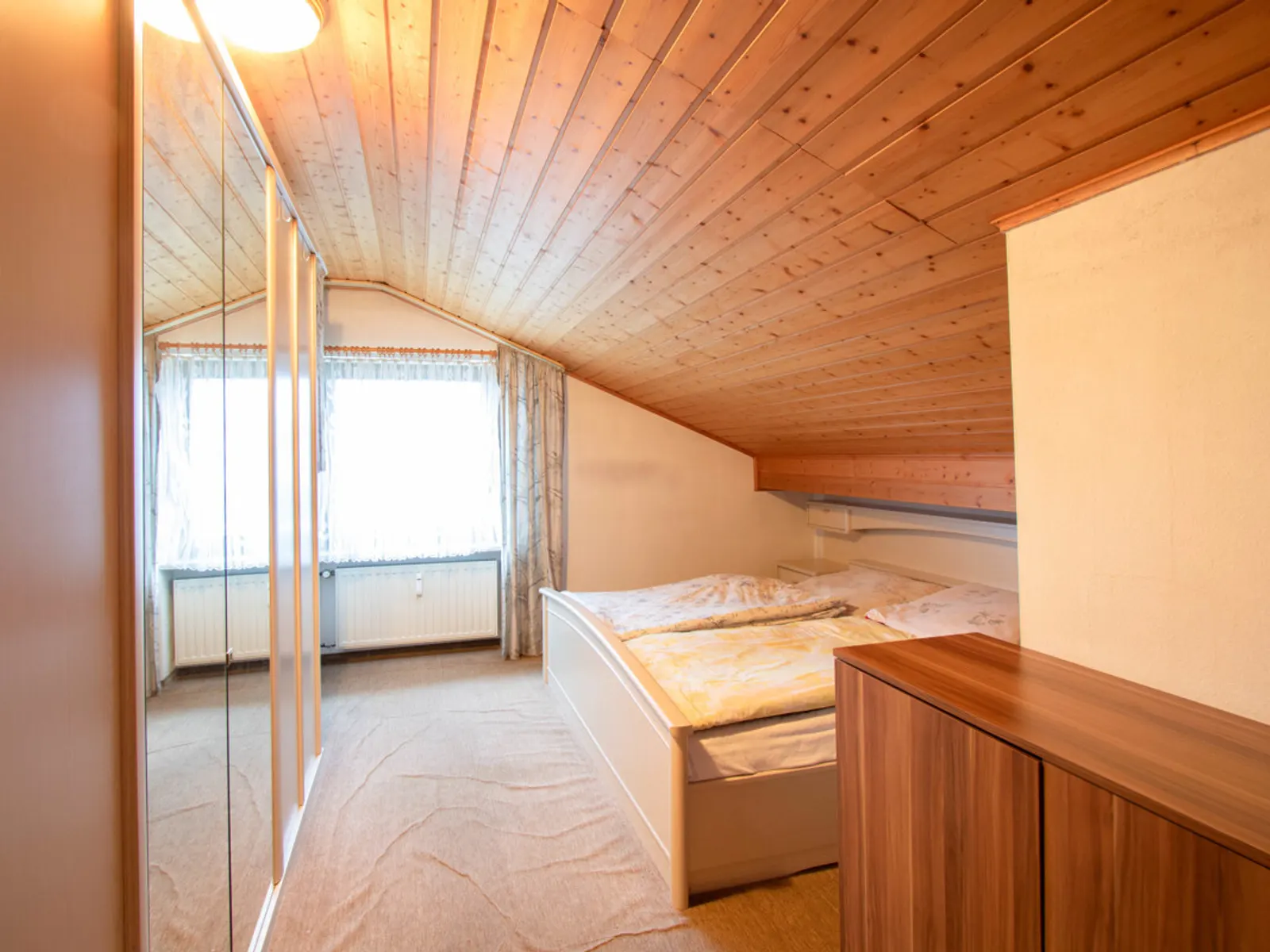 Viel Platz für Ihre Wohnideen: Großzügiges Zweifamilienhaus in Wettstetten - Bild 22