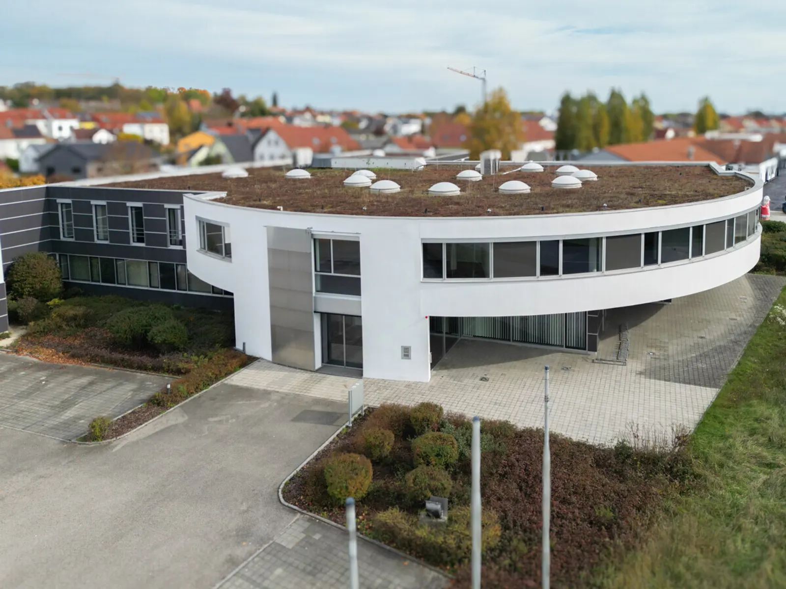 Weitläufige Gewerbefläche - Bürogebäude mit Werkstatt - Bild 1