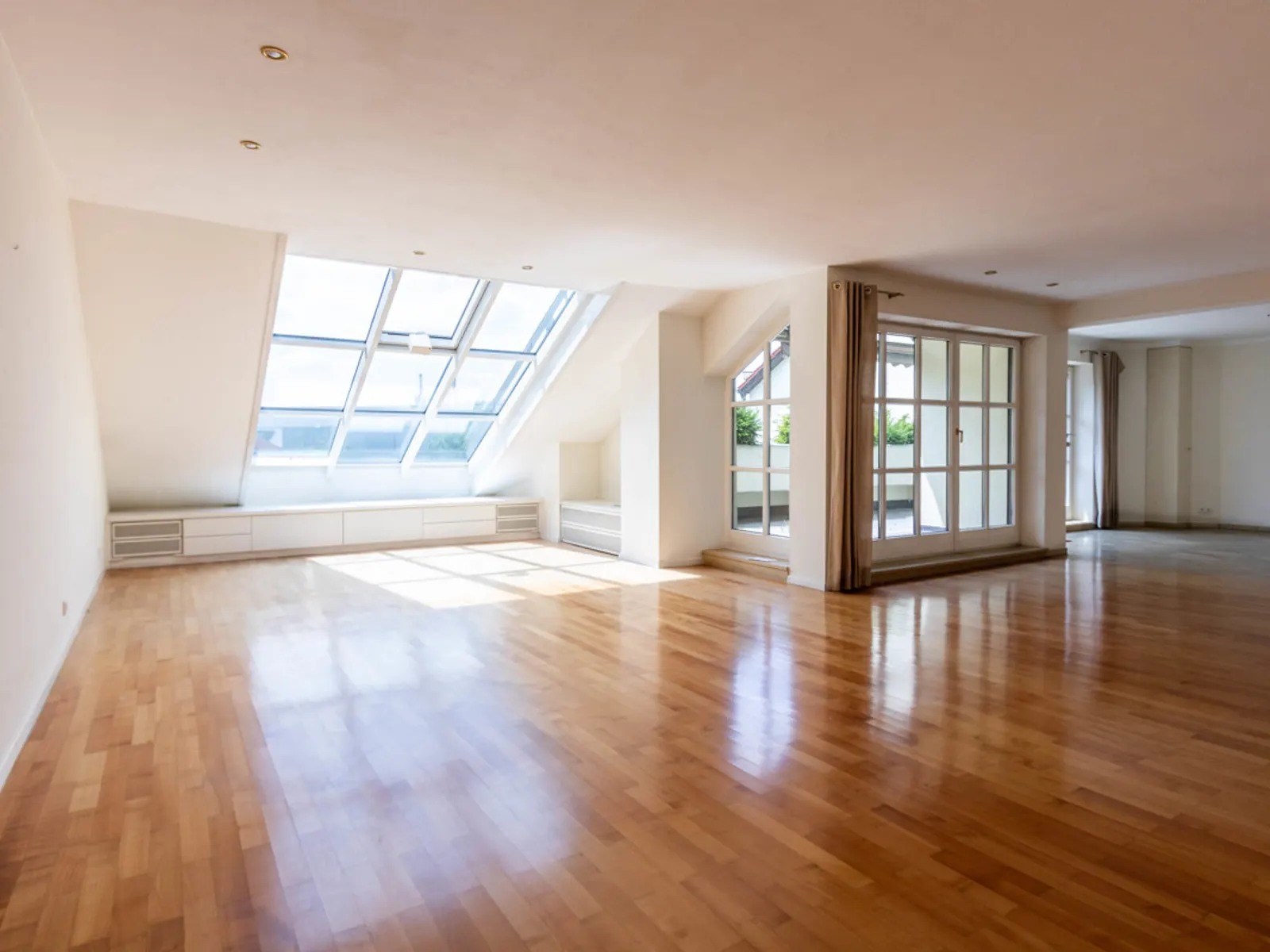 Altes Westviertel: 3-4 Zimmer-Wohnung mit Dachterrasse - Bild 1