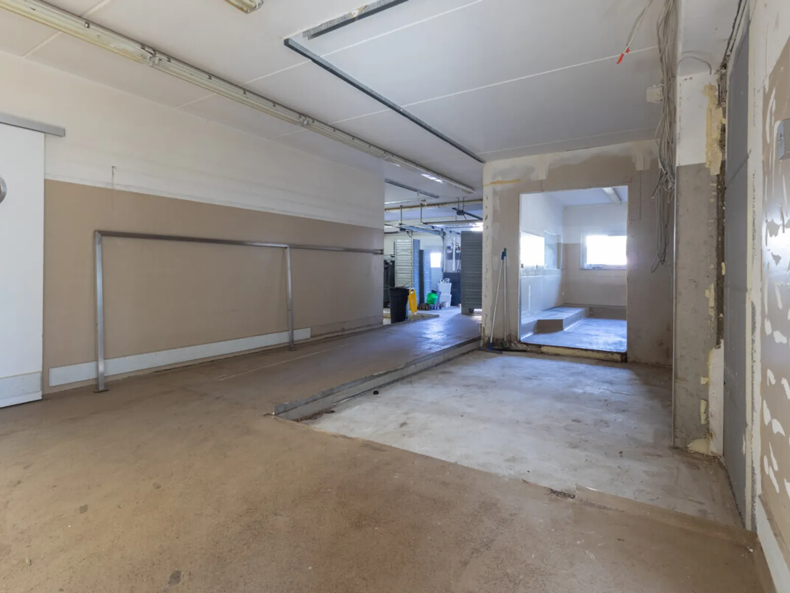 Großzügige Halle mit Büro in Autobahnnähe - Bild 11