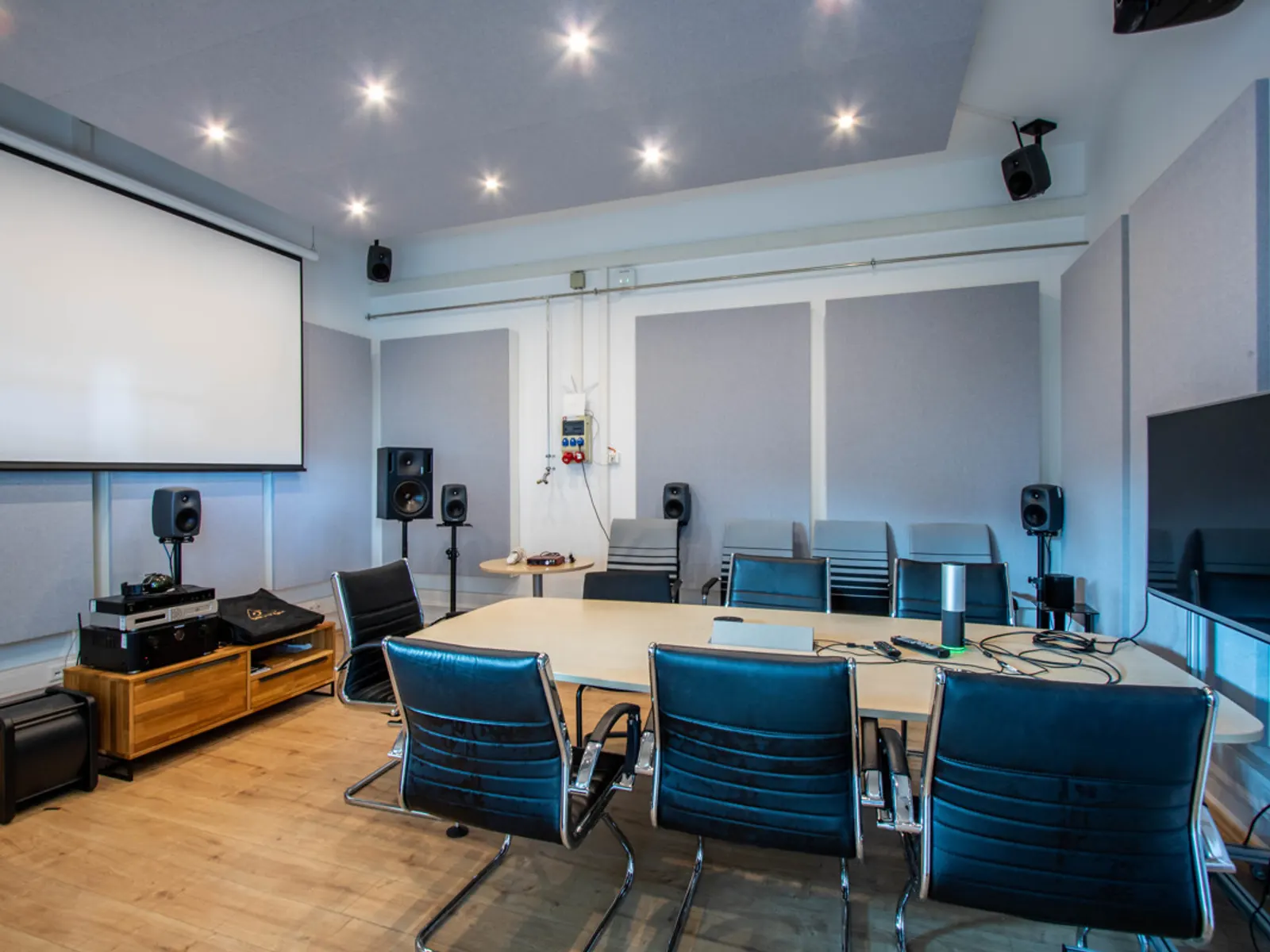 Attraktive Halle mit Bürofläche mit zahlreichen Stellplätzen in Gaimersheim! - Bild 3