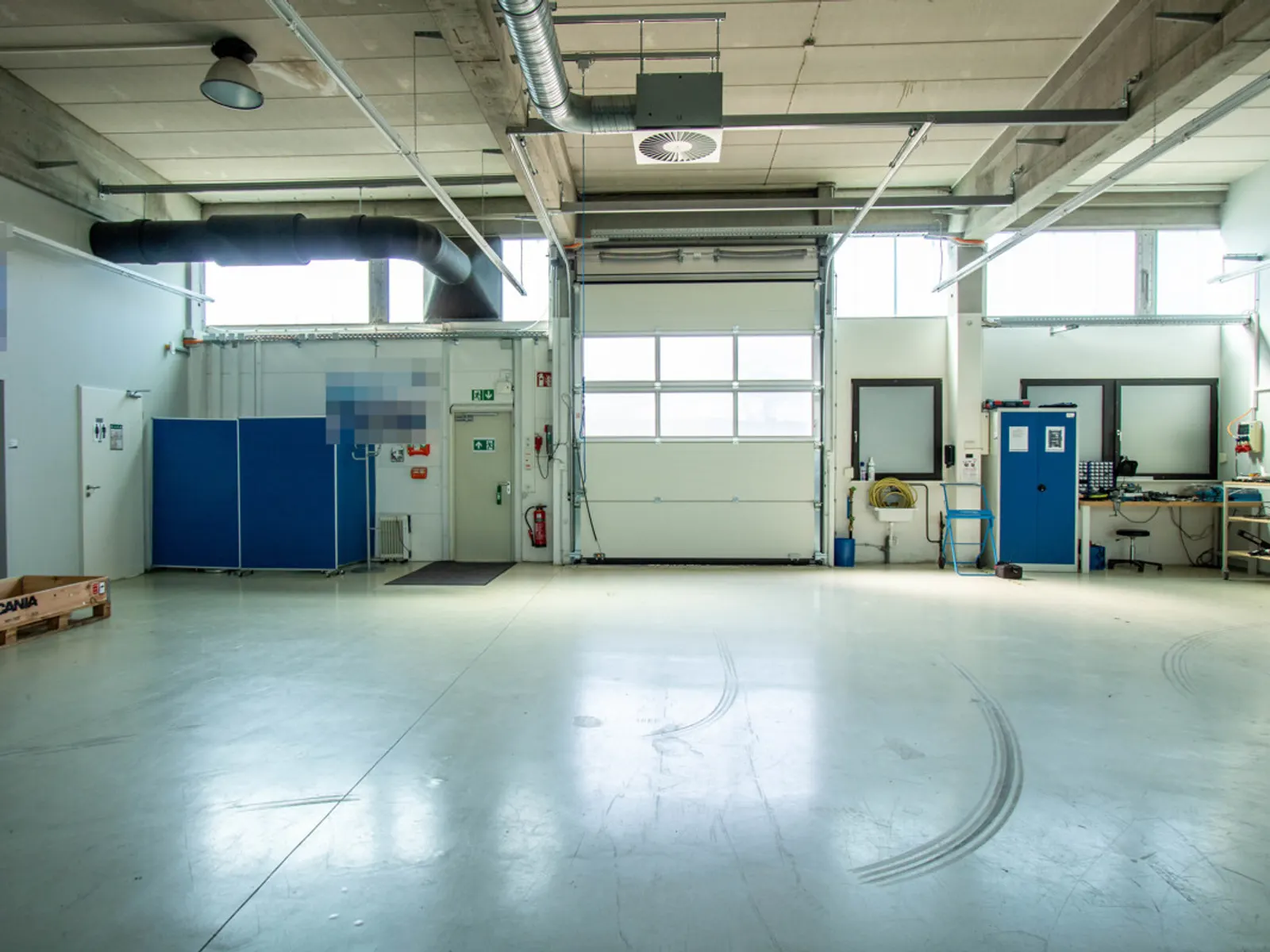 Attraktive Halle mit Bürofläche mit zahlreichen Stellplätzen in Gaimersheim! - Bild 2