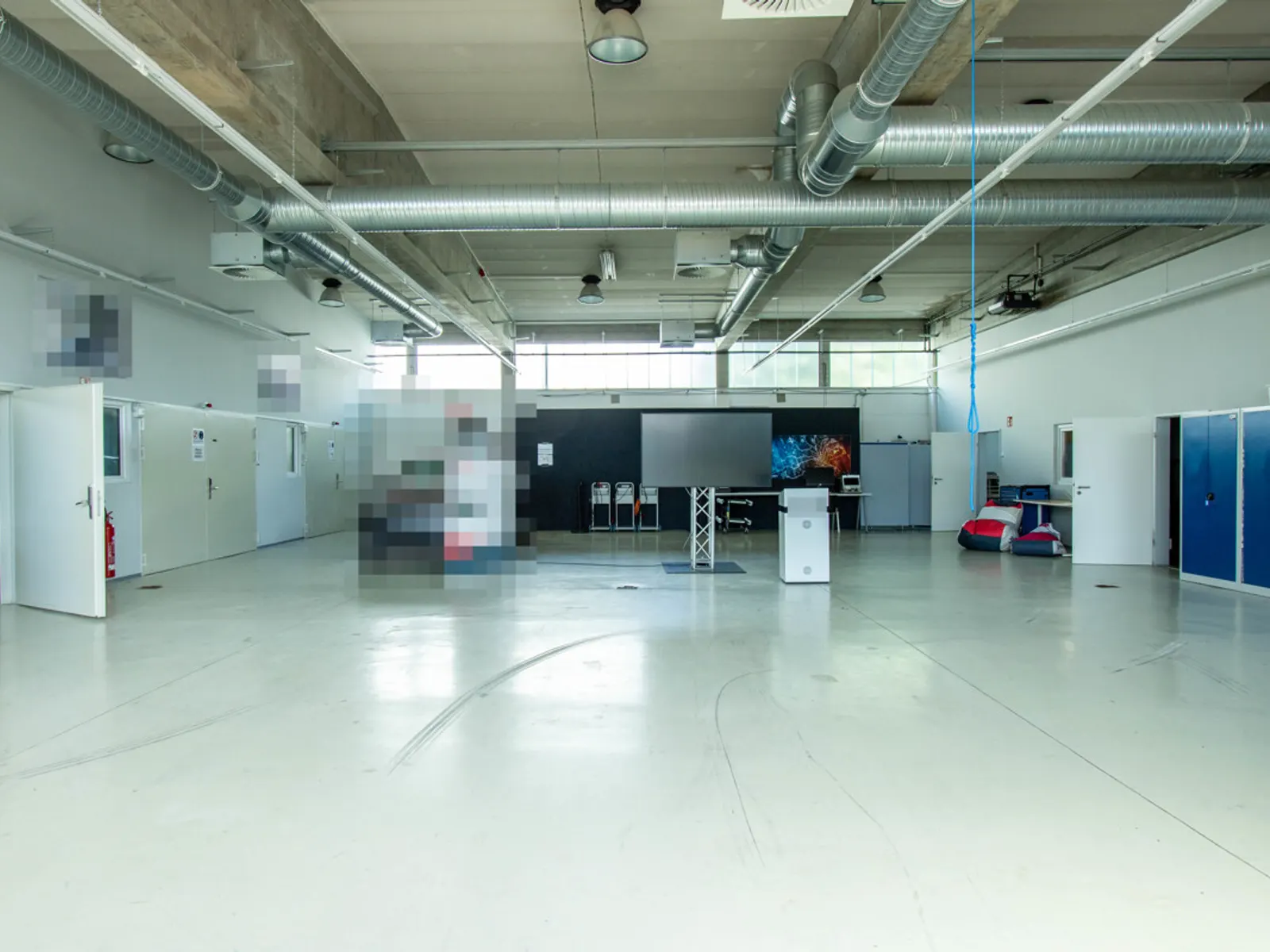 Attraktive Halle mit Bürofläche mit zahlreichen Stellplätzen in Gaimersheim! - Bild 1