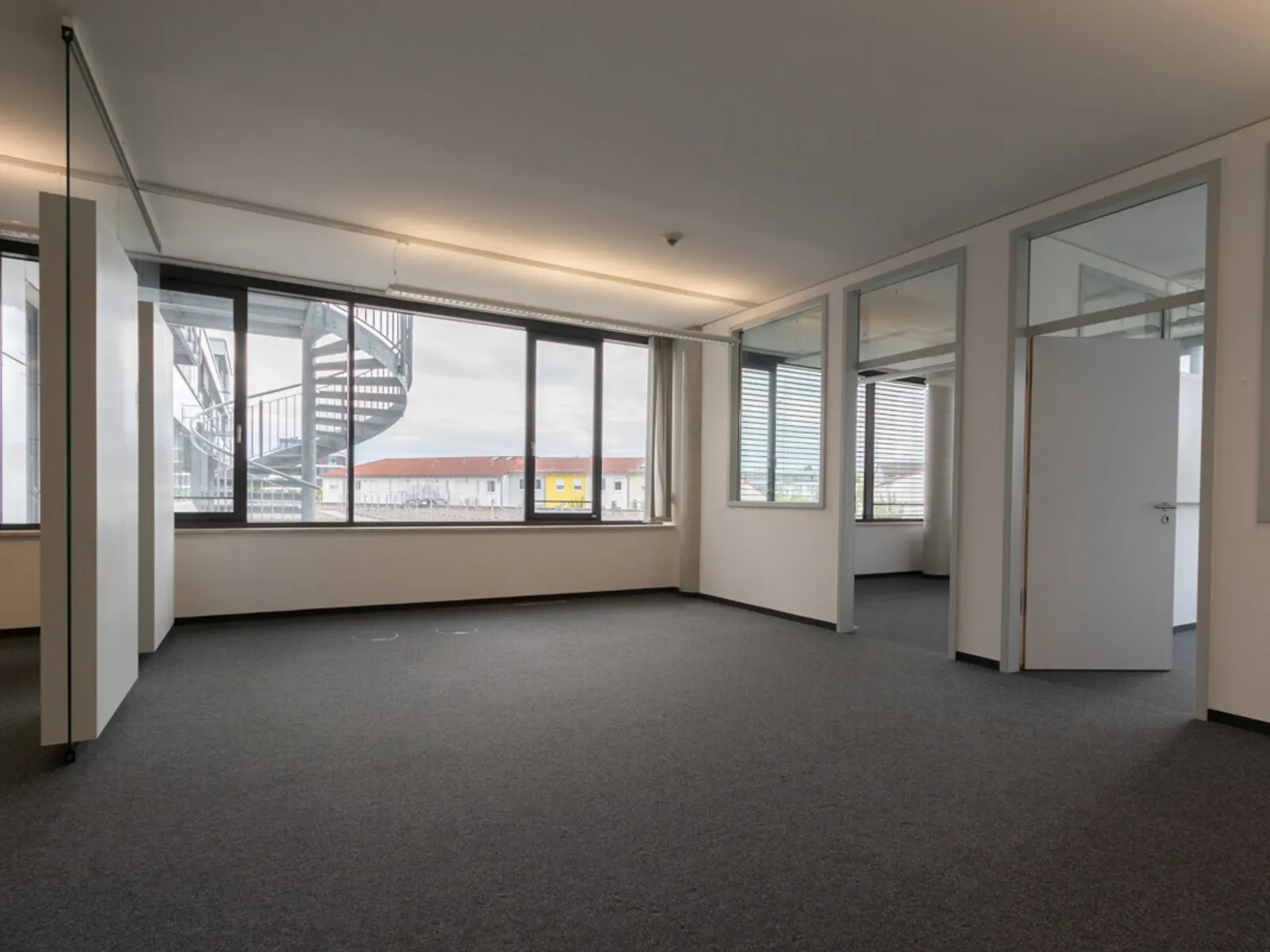 Große Bürofläche in modernem Geschäftsgebäude - Bild 11