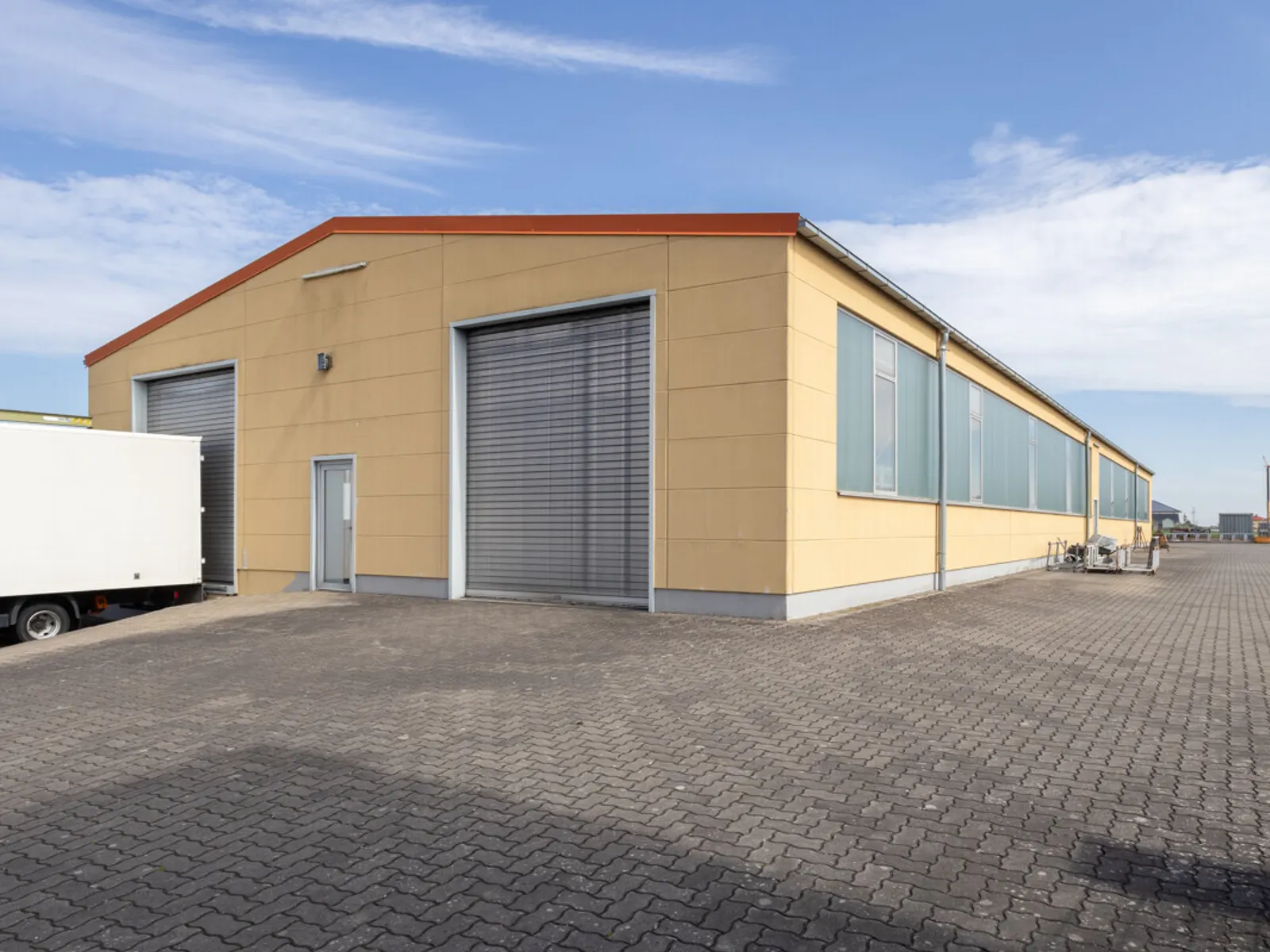 Halle mit 3 Sektionaltoren in Nassenfels - Bild 1