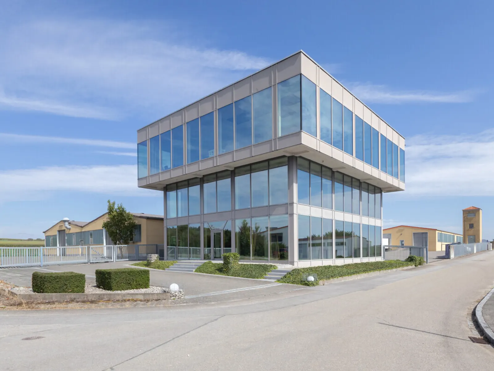 Ansprechendes Bürogebäude mit Halle in Nassenfels - Bild 3