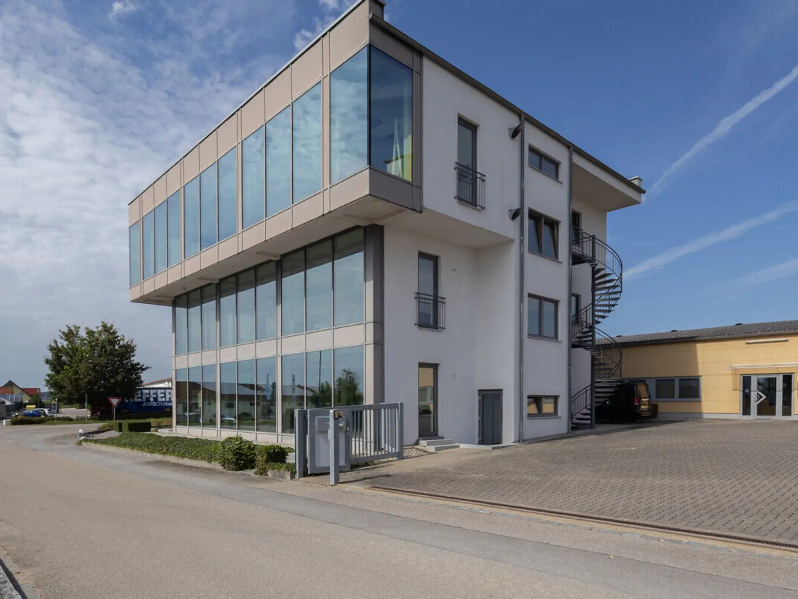 Ansprechendes Bürogebäude mit Halle in Nassenfels - Bild 1