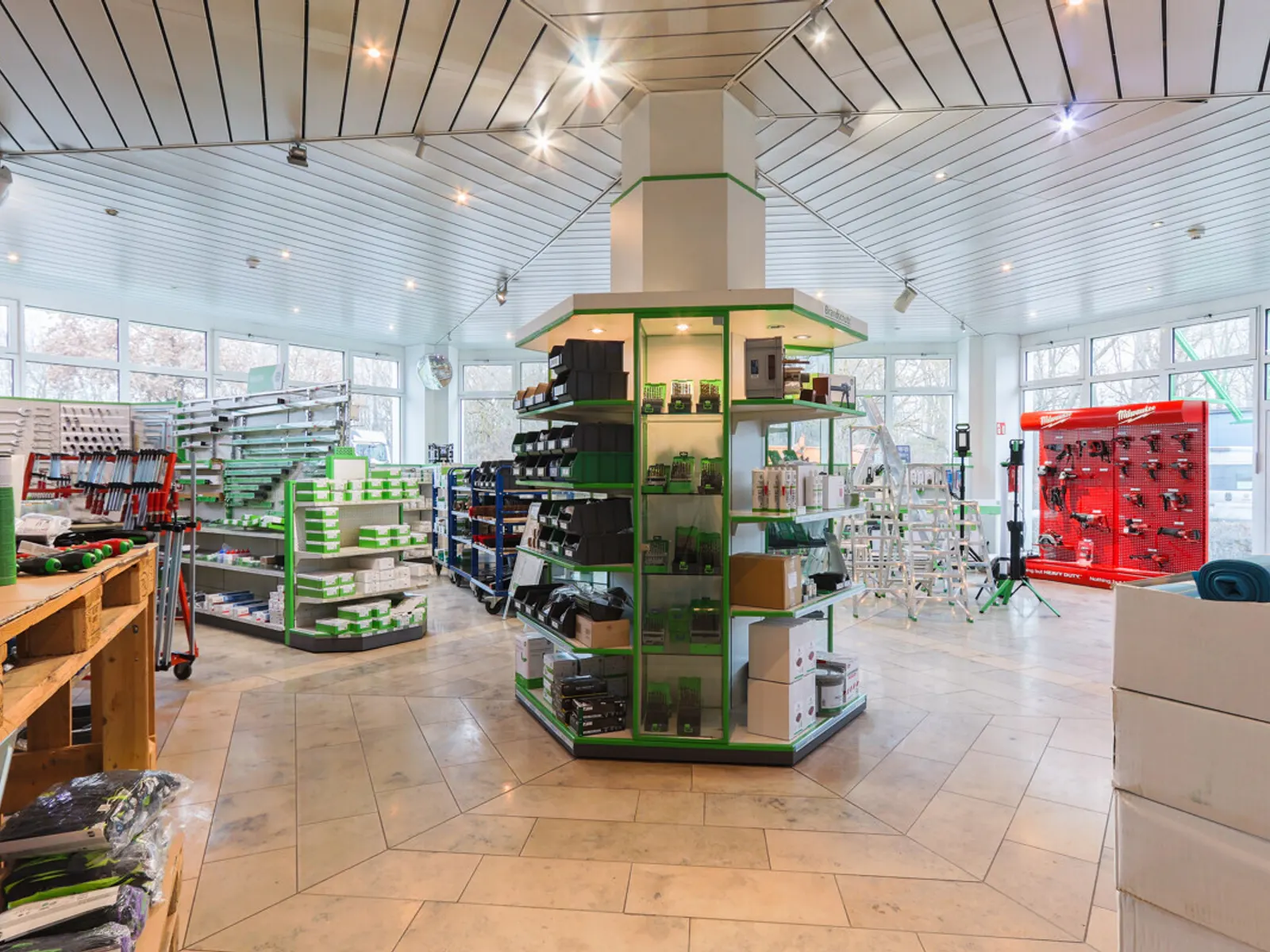 Großzügige Halle mit Showroom und Büro - Bild 15